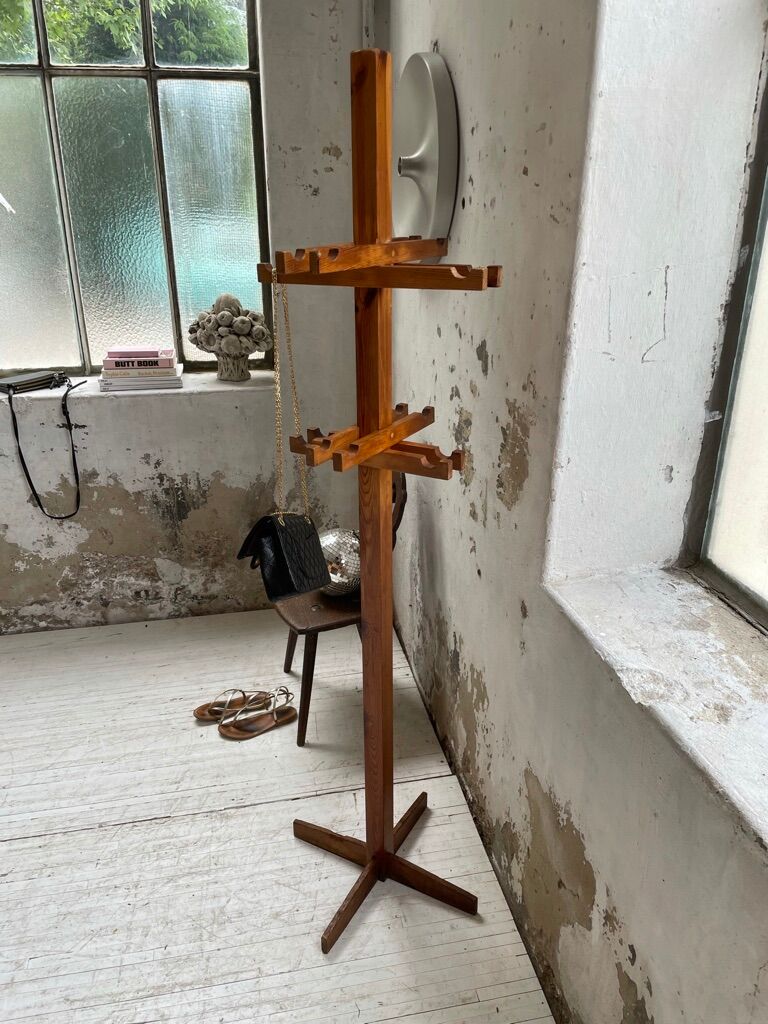 Patère wears pine coat 70