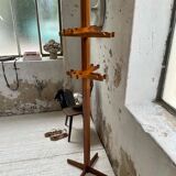 Patère wears pine coat 70