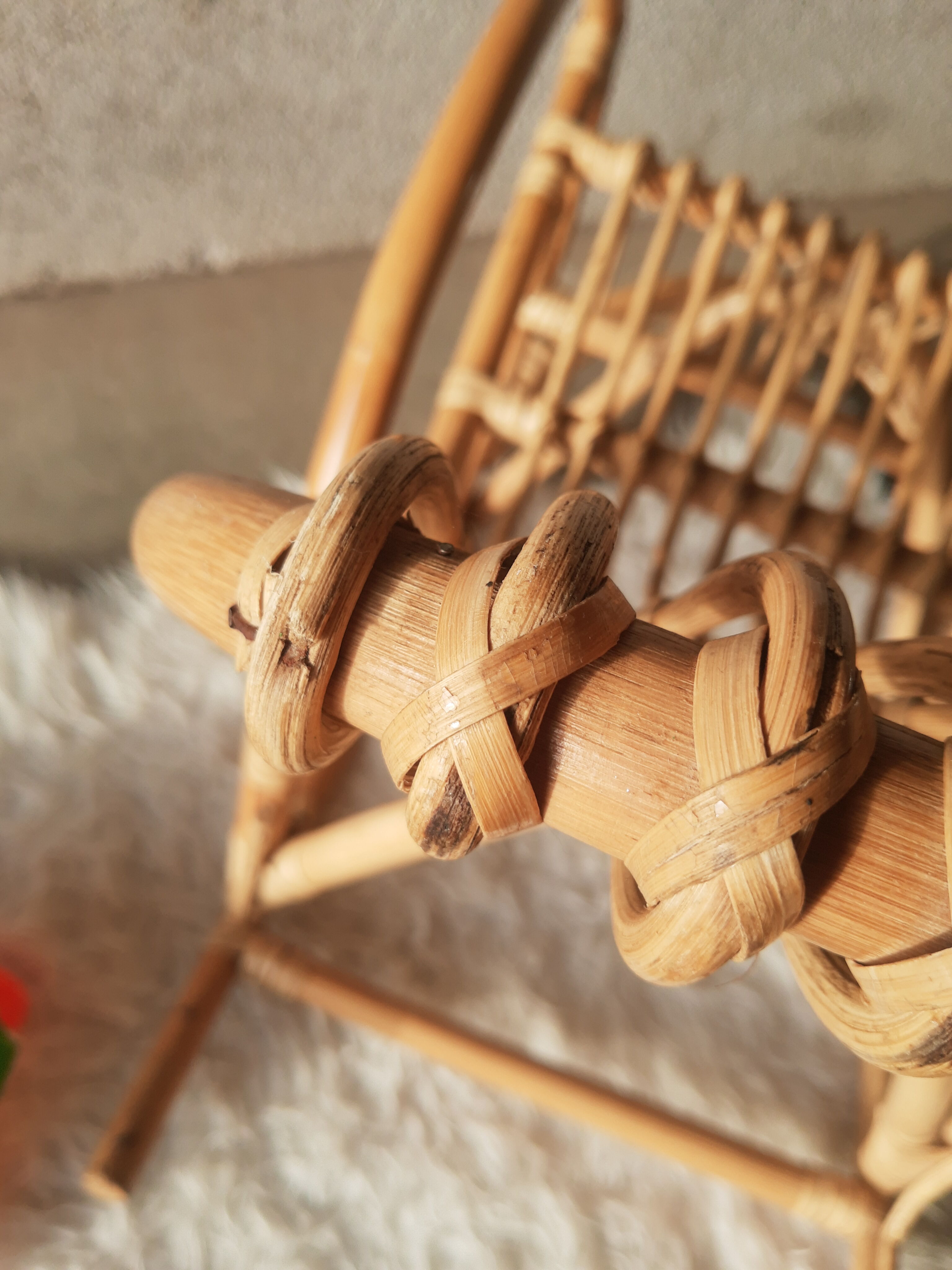 Rocking chair enfant en rotin vintage