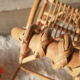 Rocking chair enfant en rotin vintage