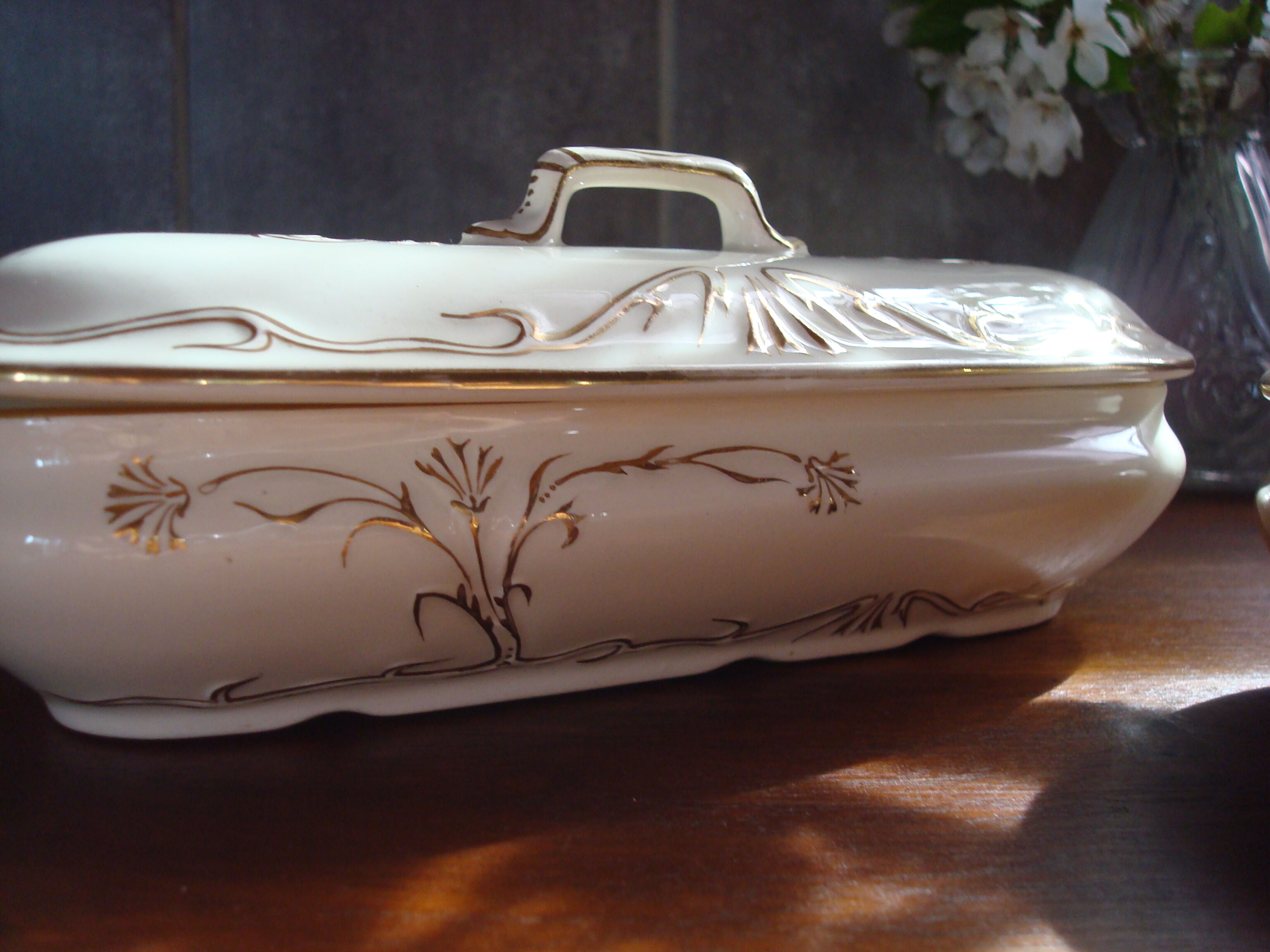 Brush holder and soap holder hamage nord, art nouveau, floral décor edging gold.