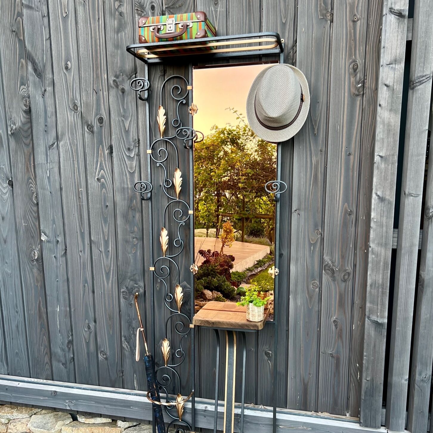 Vestiaire d’entrée en fer forgé noir et doré