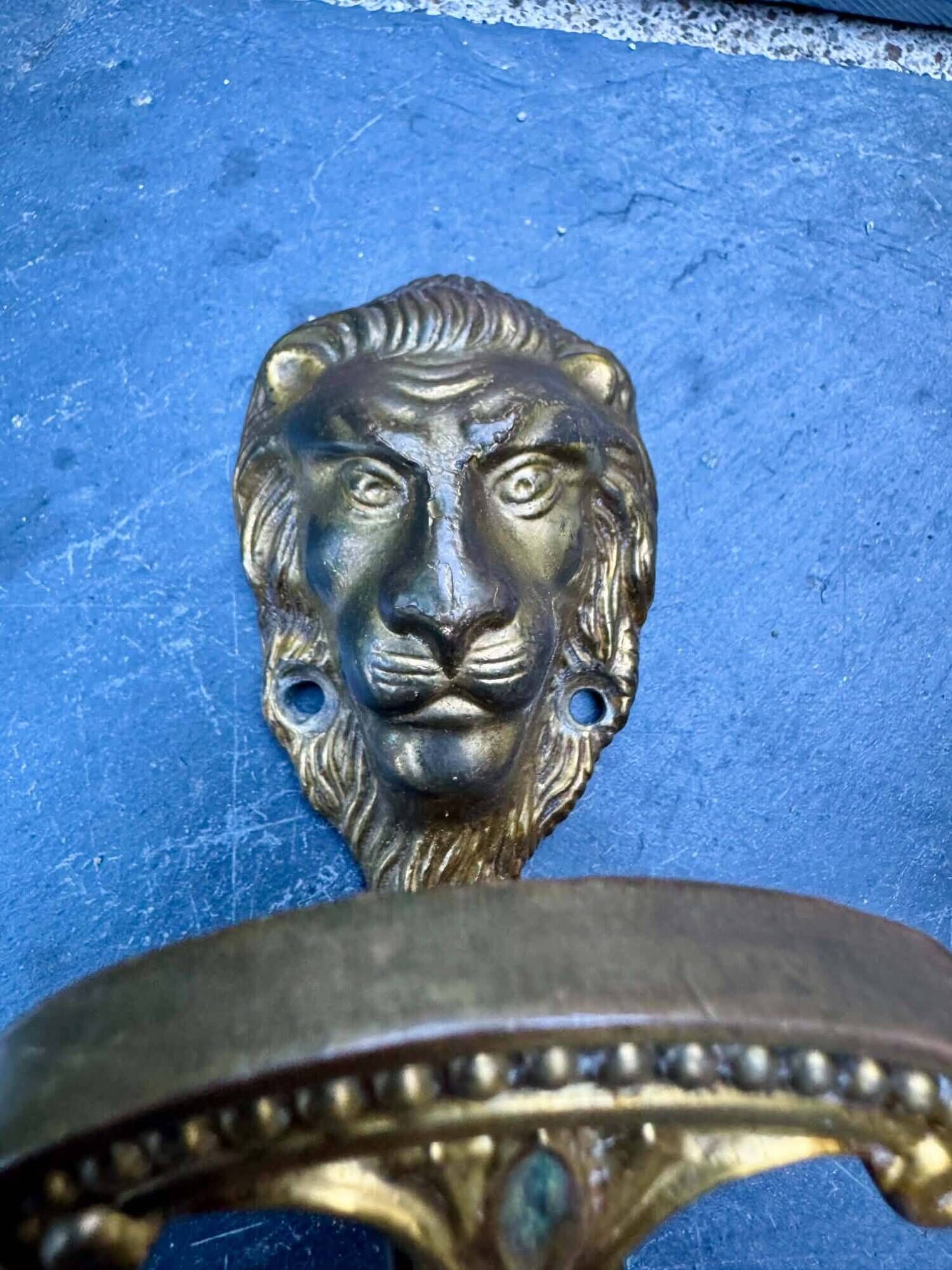 Paire de patères lion en laiton baroque