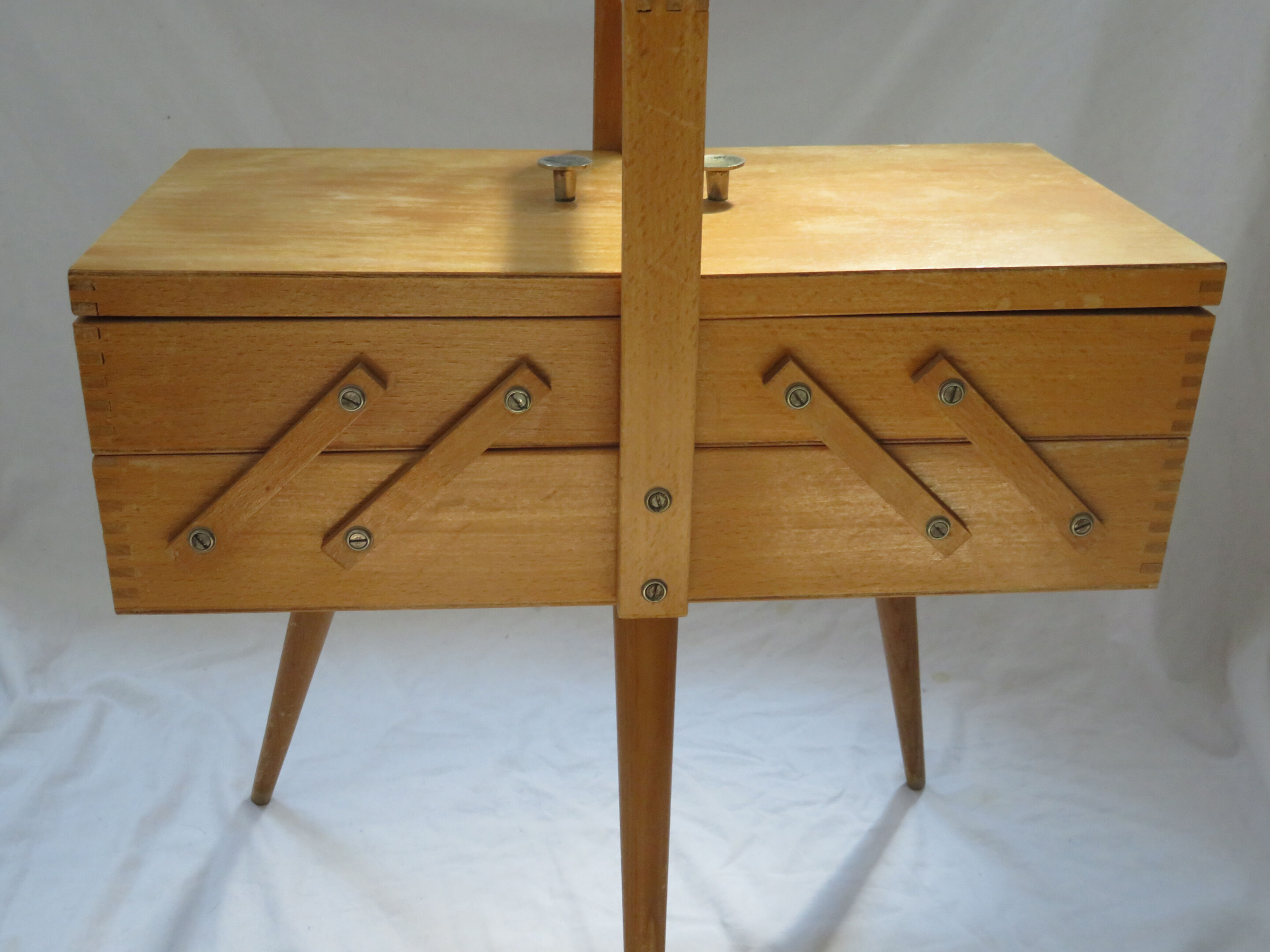 Tripod light wood worker