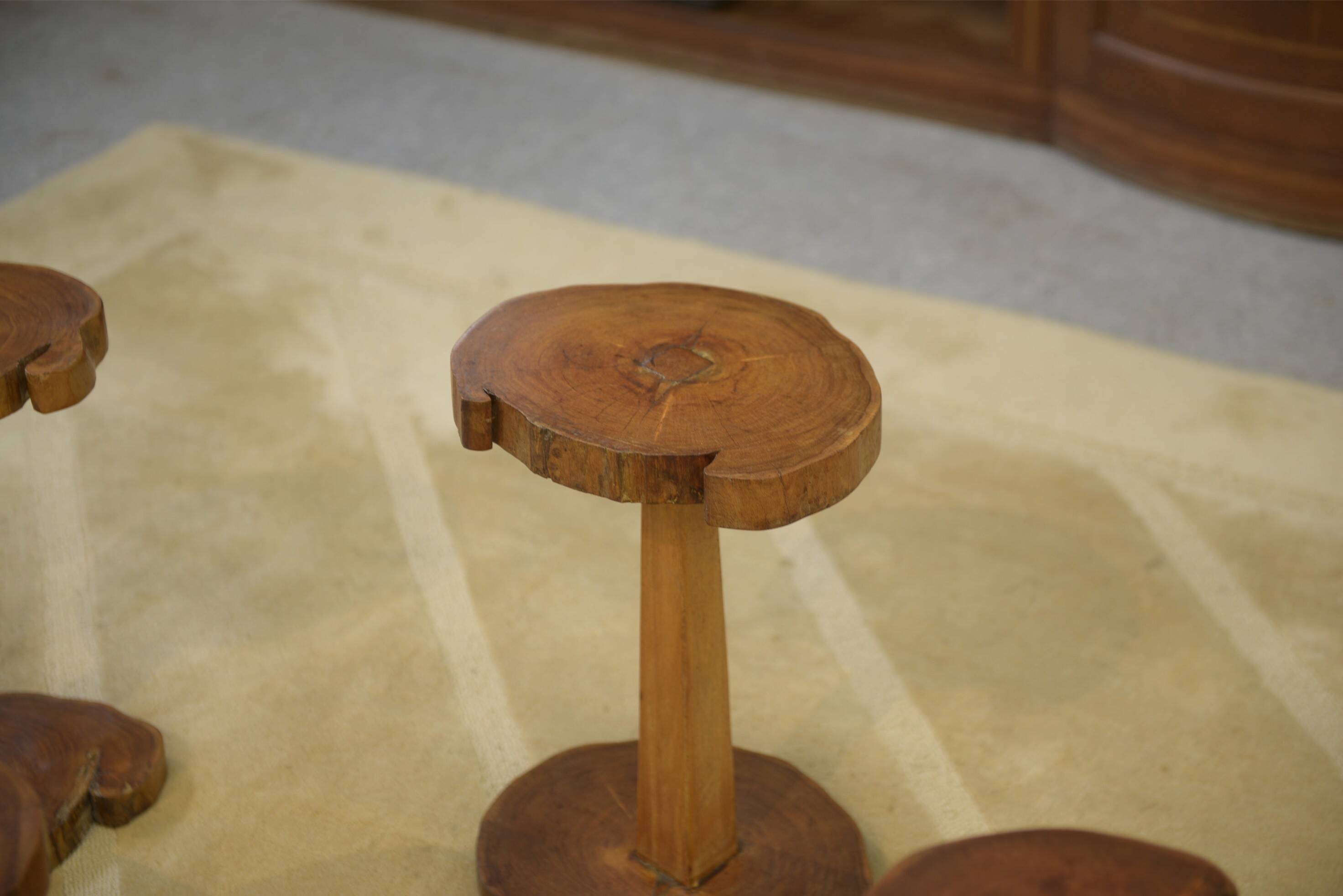 Ensemble de 5 tables d’appoint brutalistes en palissandre 1960’s
