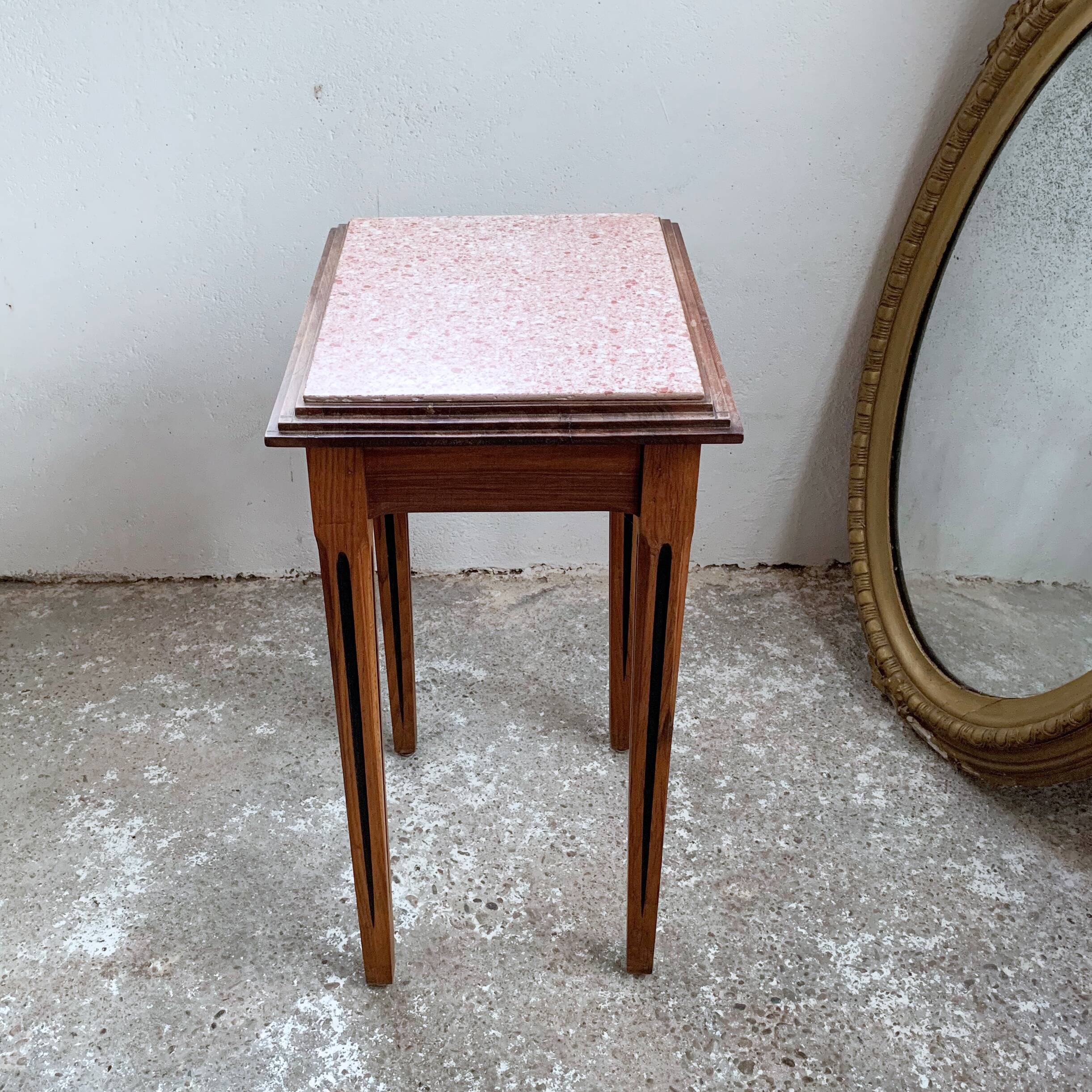 Table log with pink art deco marble