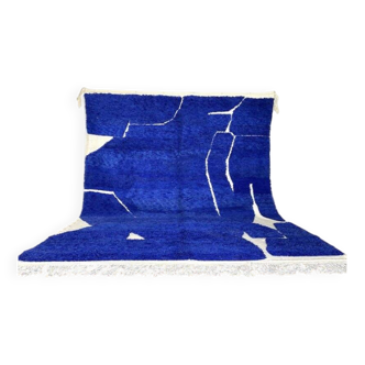 Traditional Moroccan rug from Oued Zam, size 150 x 250 cm.