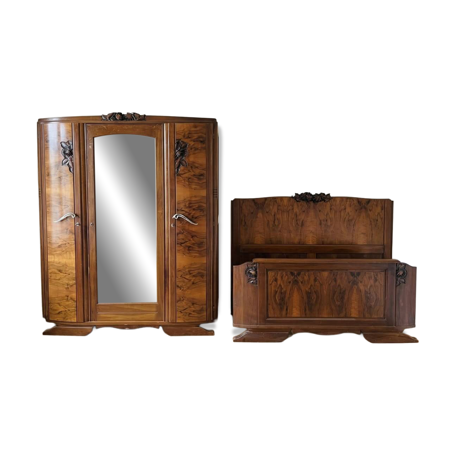 Walnut bedroom set: wardrobe and bed in solid wood.