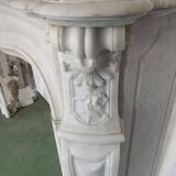 Cheminée de style Louis XV en marbre blanc de Carrare XIX siècle