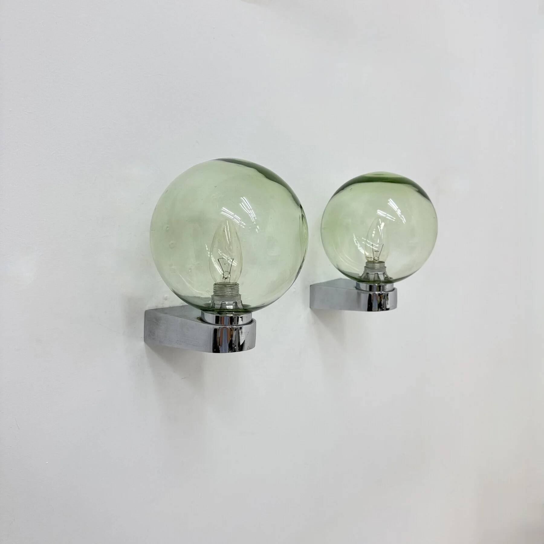 Applique murale des années 70 en verre vert et chrome.