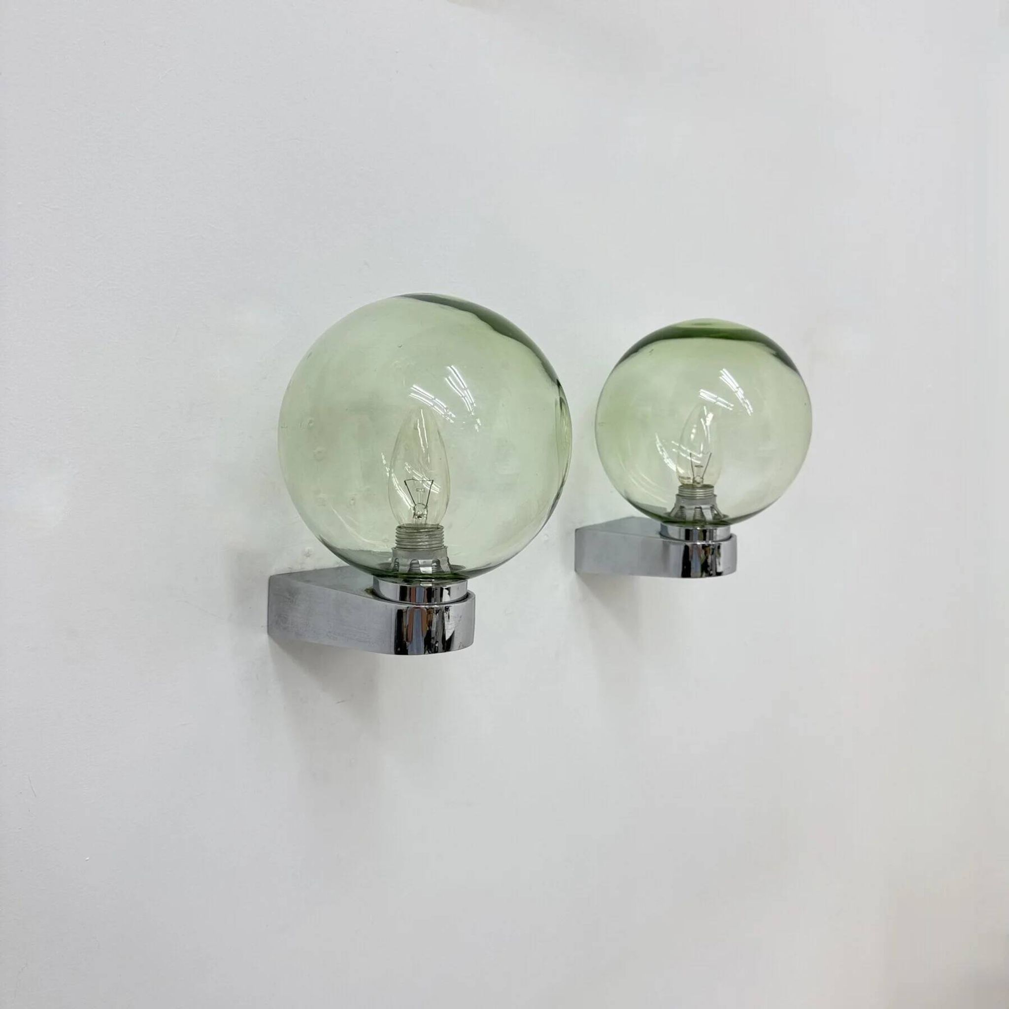 Applique murale des années 70 en verre vert et chrome.