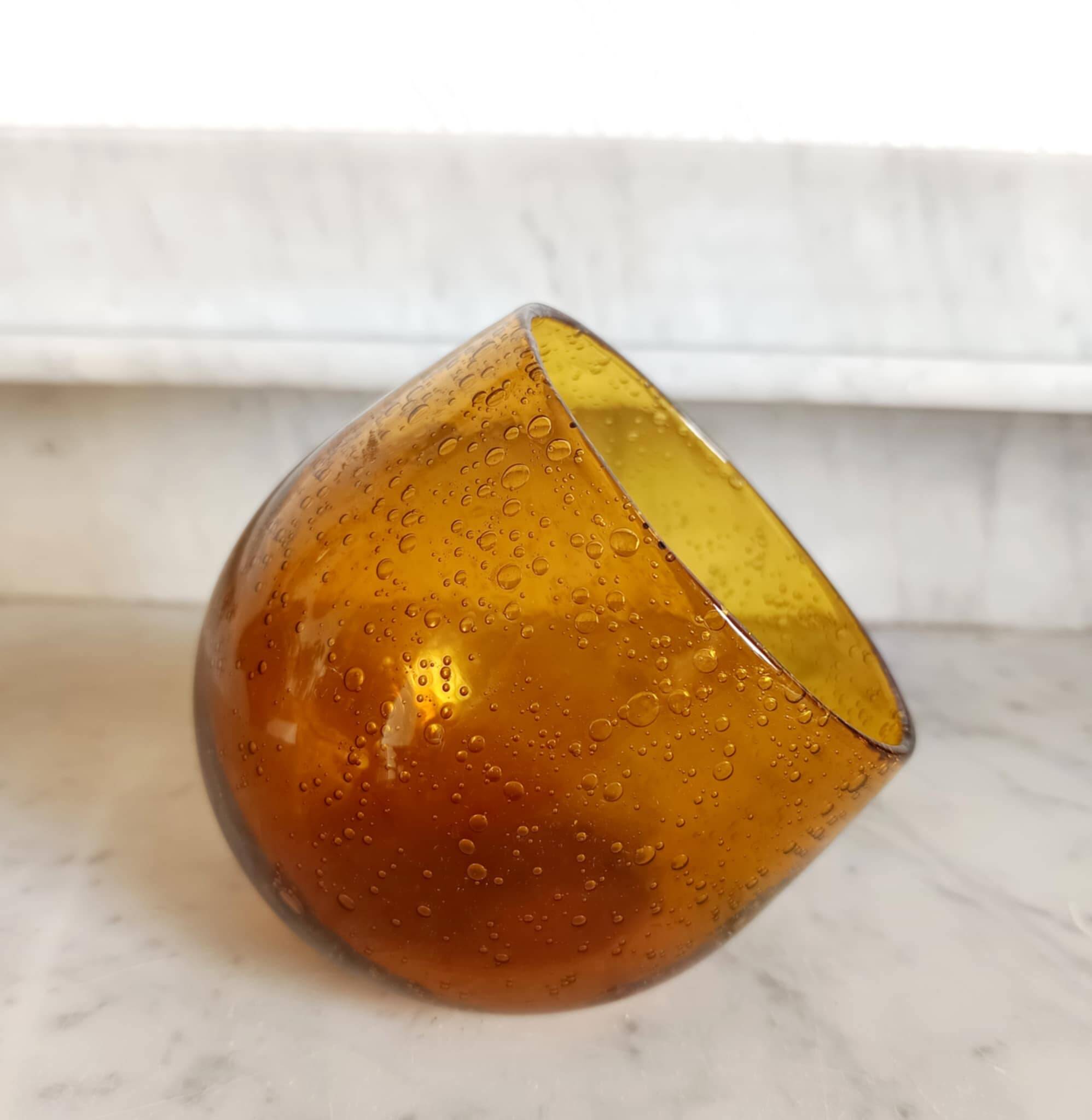 Bol ou verre penché ambré signé Biot