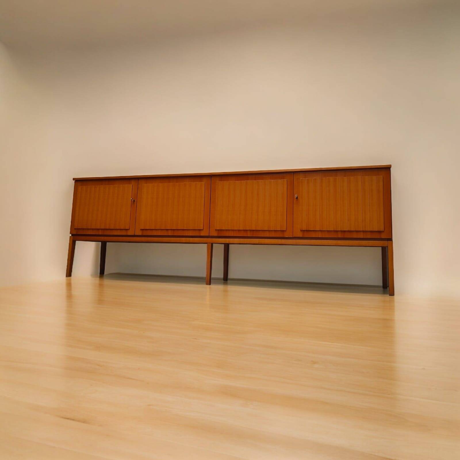 Buffet du milieu du siècle