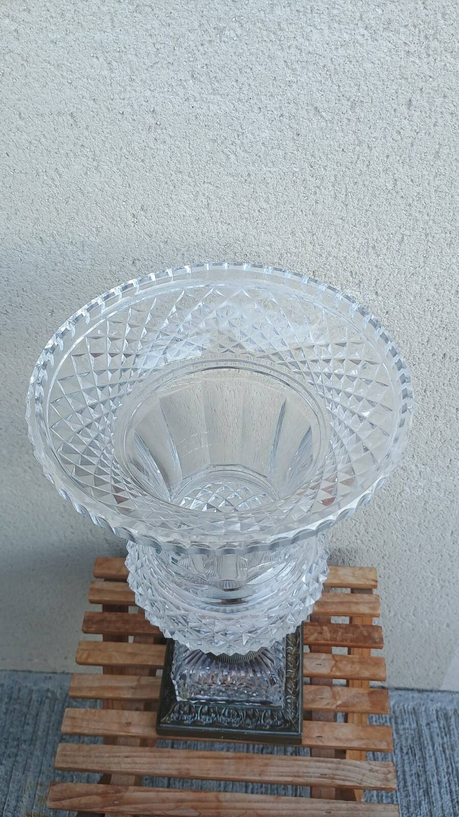 Imposing Médicis vase in cut crystal on a pedestal, created by Vaudeville at Baccarat.