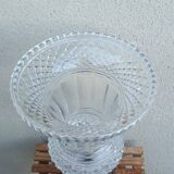 Imposing Médicis vase in cut crystal on a pedestal, created by Vaudeville at Baccarat.