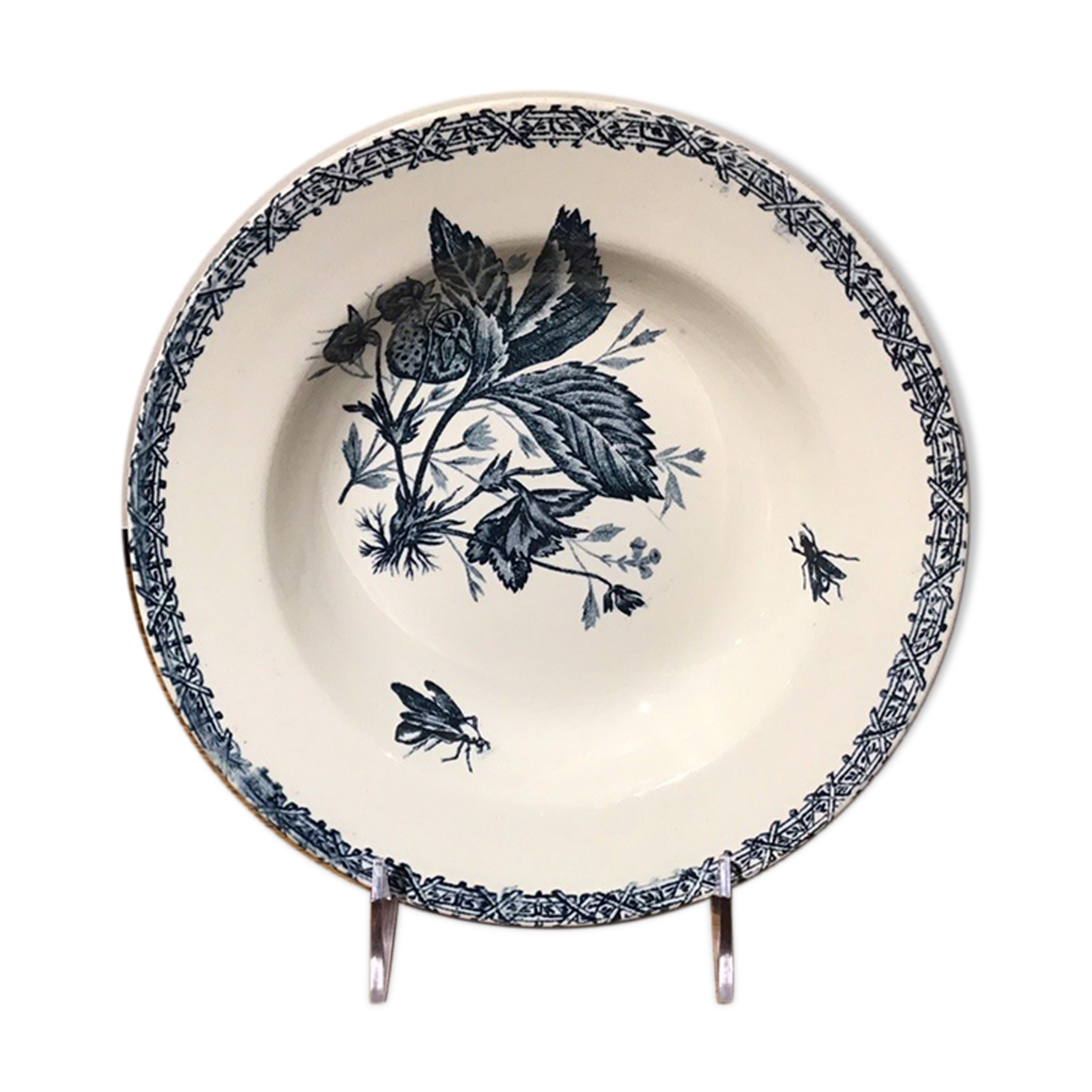 Hollow plate decor insects and strawberries, Manufacture Choisy the King, Iron Land, H Boulenger - Co.