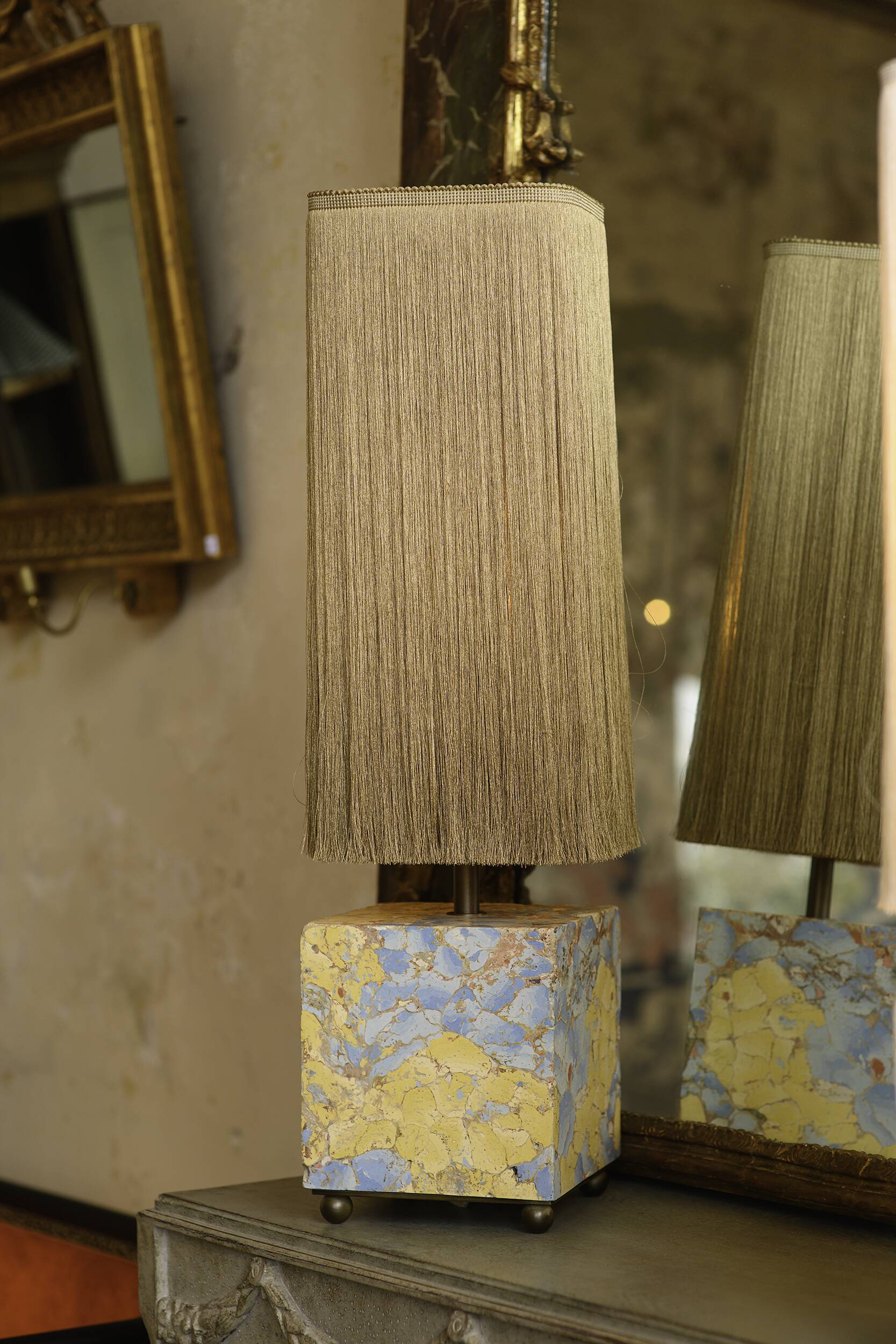 Base stuck blue beige marble-plaster, fringed lampshade Houles, 21st century.