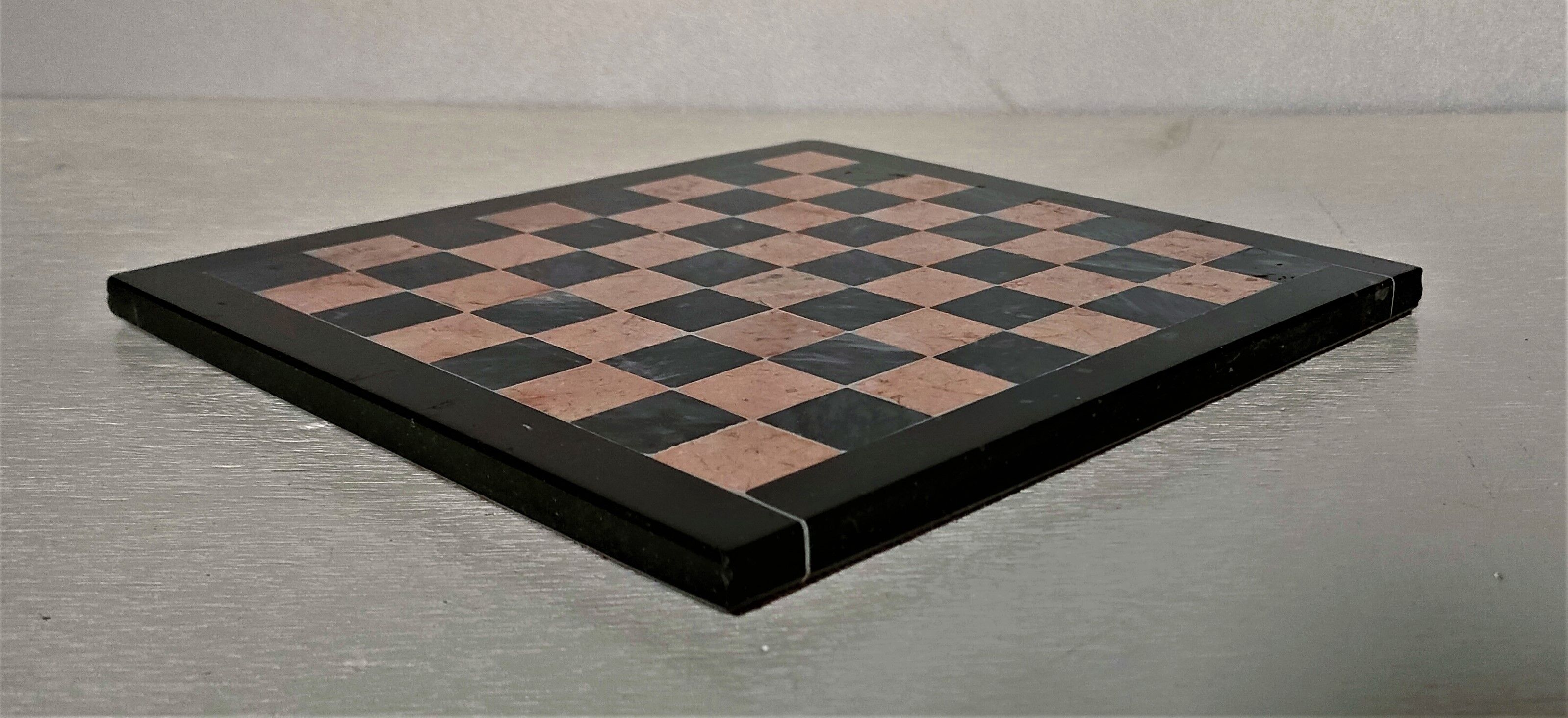Small chessboard in coral marble and black marble - Italy - Second half of the twentieth century