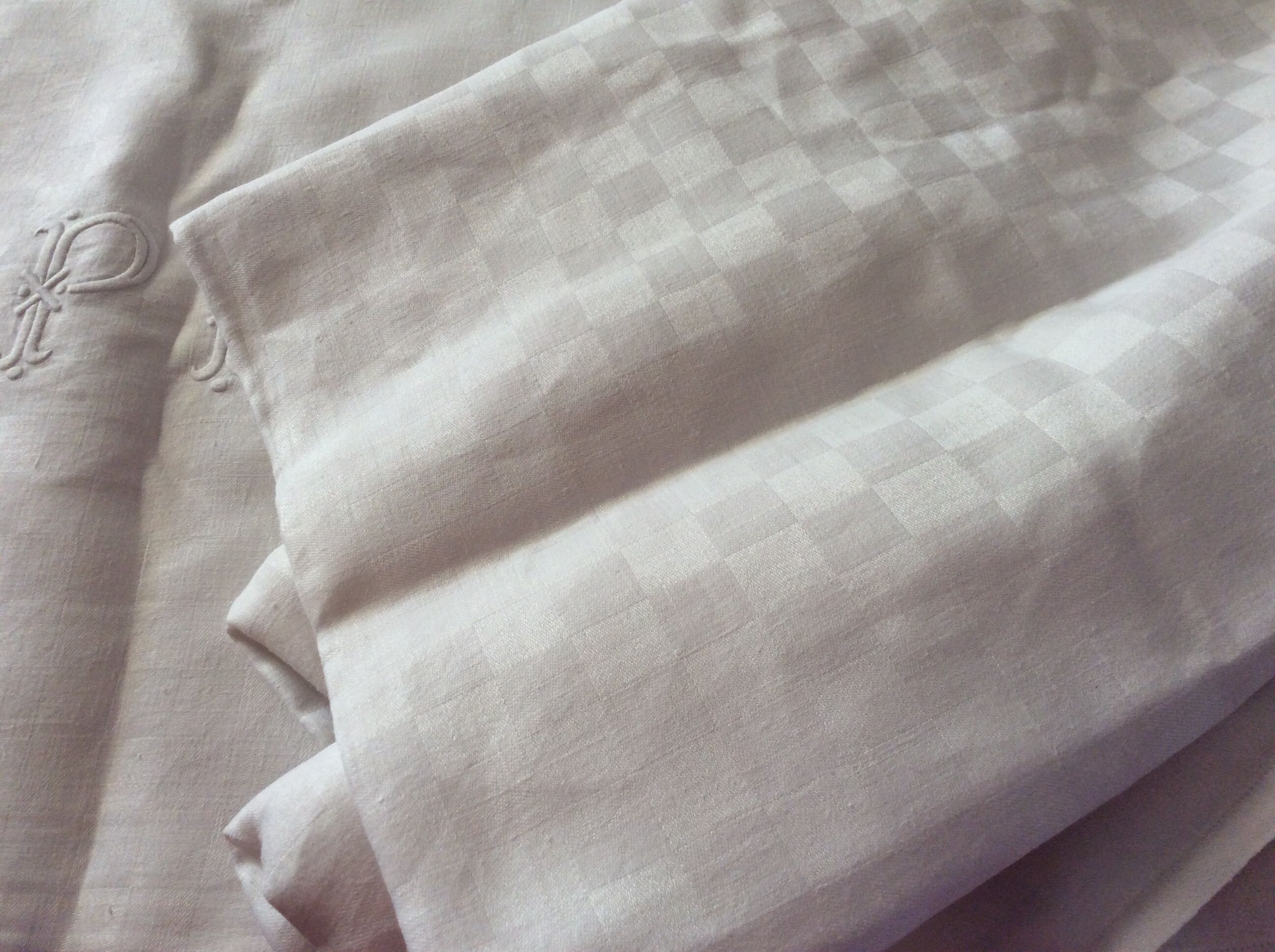 Large damask tablecloth, monogrammed and its 24 towels