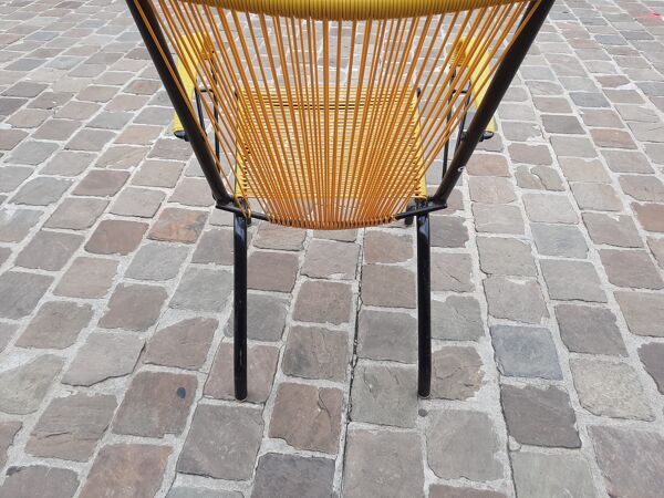 Chaise pliante en scoubidou rouge et structure en métal noir