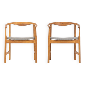 Paire de fauteuils Hans J. Wegner PP203