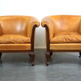 Ensemble ancien unique composé de 2 fauteuils club et d'un canapé en cuir couleur cognac à roulettes