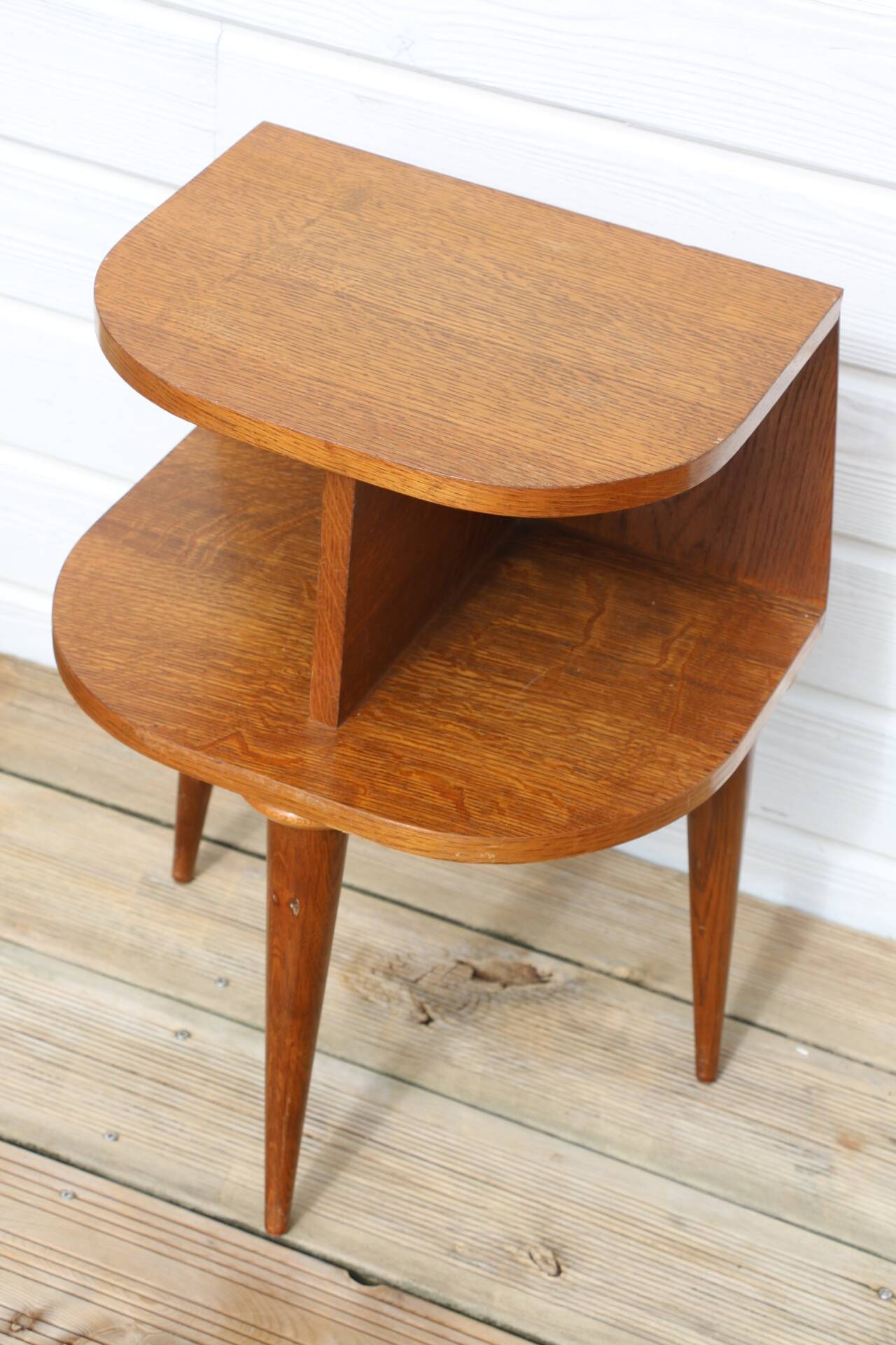 Tripod bedside table veneered in oak, 1950.