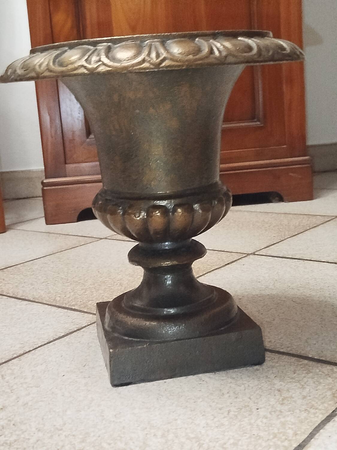 Medici vase 30 cm in cast iron 19th century  
Golden patina