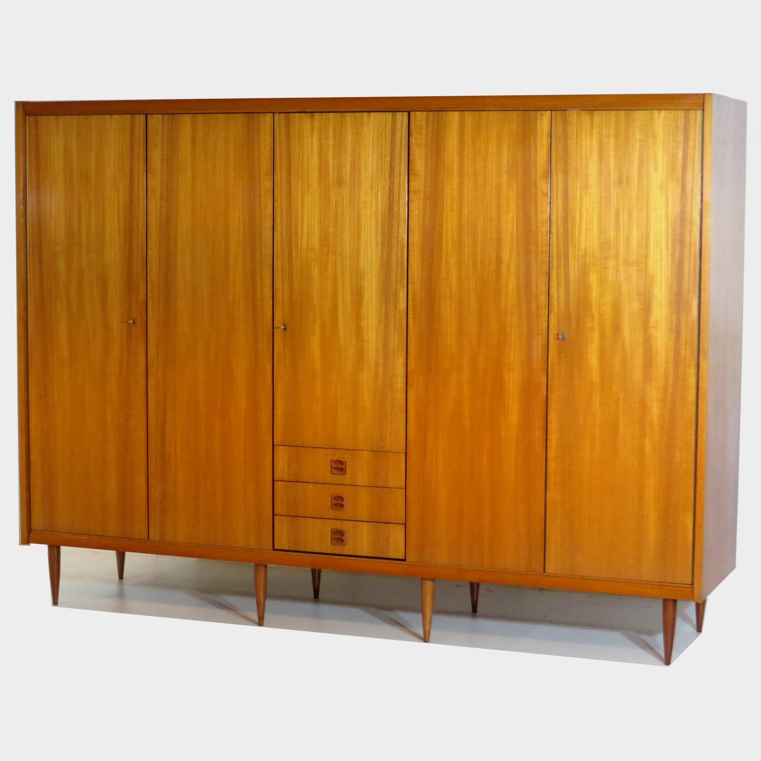Grand armoire vintage moderne du milieu du siècle à 5 portes en teck, années 1960.