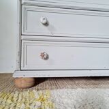 Antique chest of drawers with 4 drawers – Patinated pearl grey & ball feet