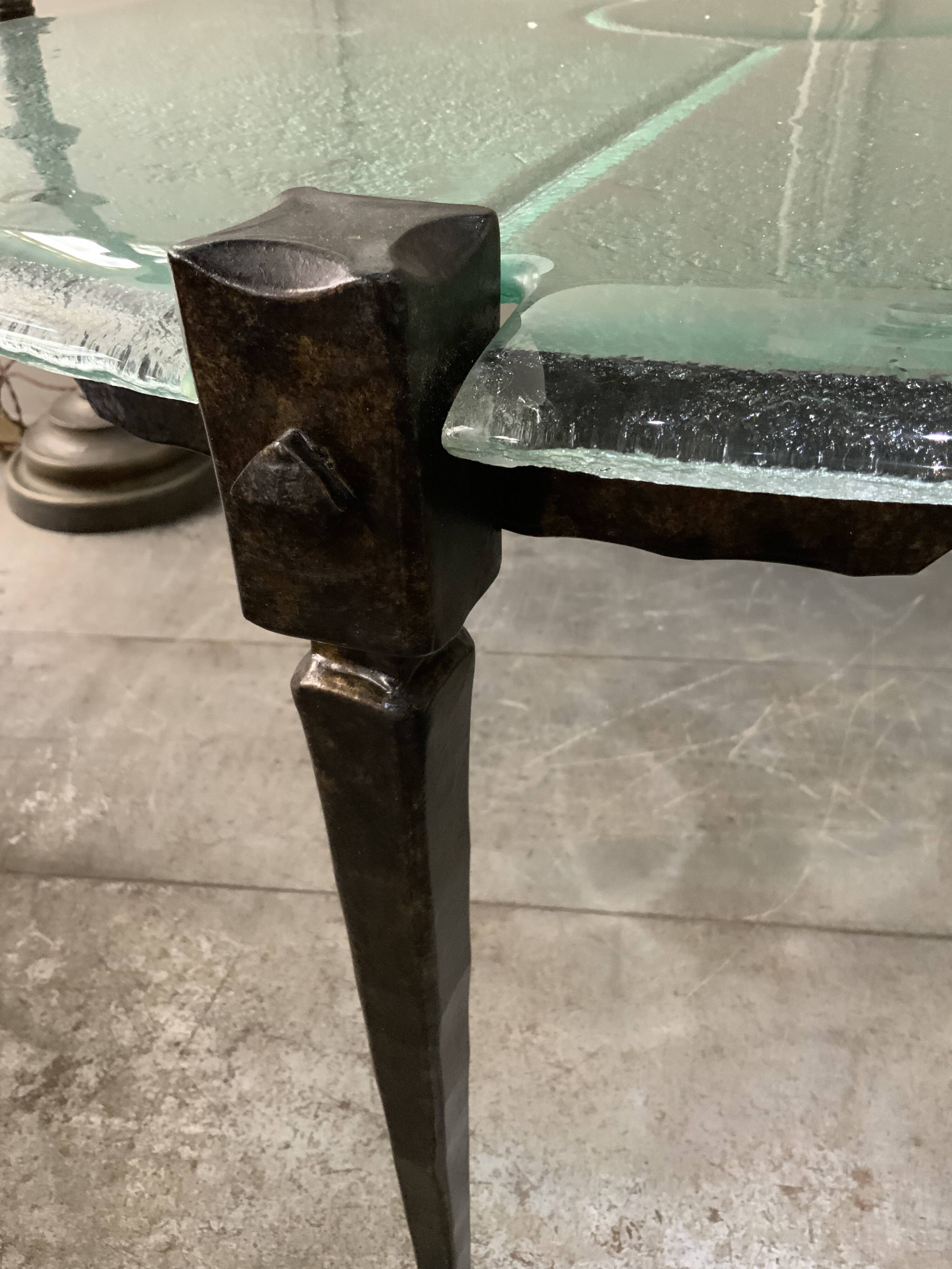 Table basse en verre moulé