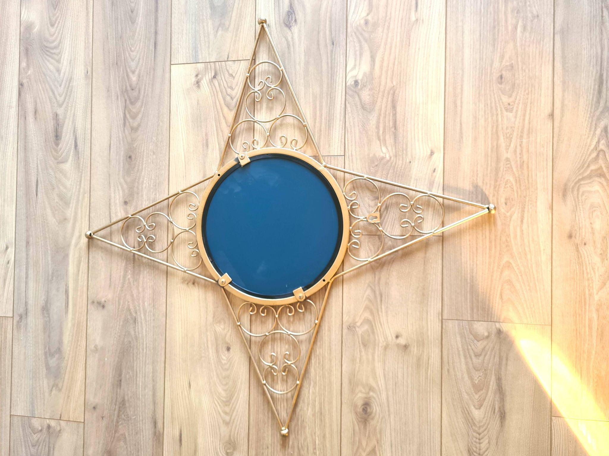 Miroir étoile doré en métal – décoration murale de charme