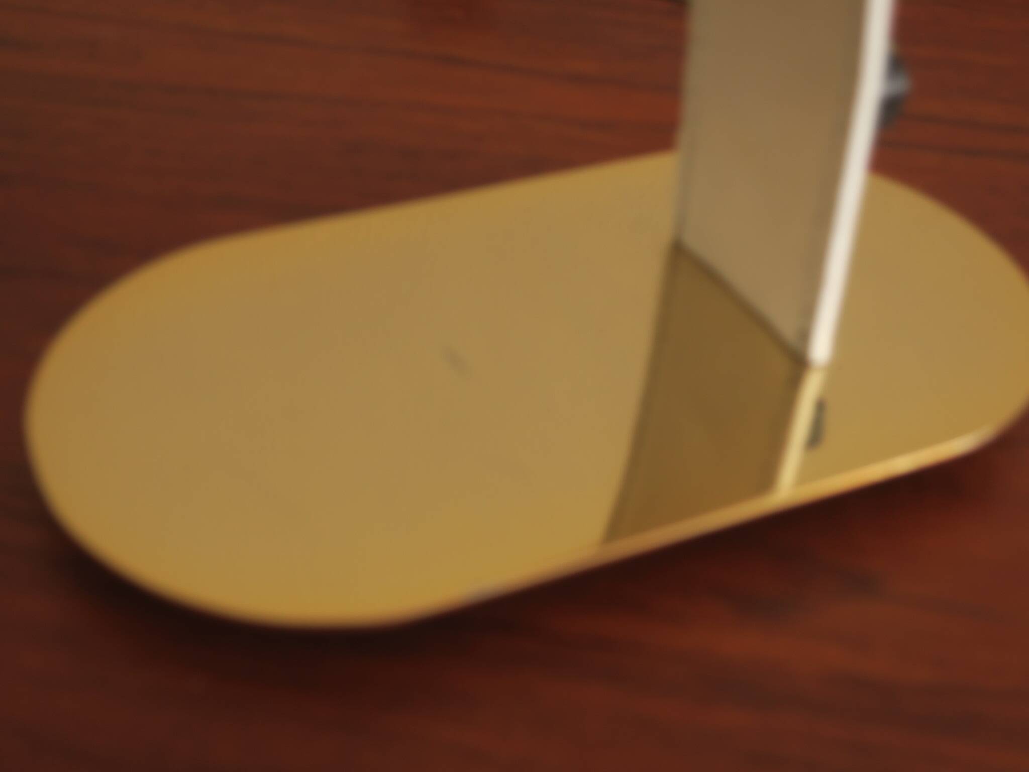 Lampe de bureau vintage en cuir gravé et en laiton plaqué or, Italie années 1970