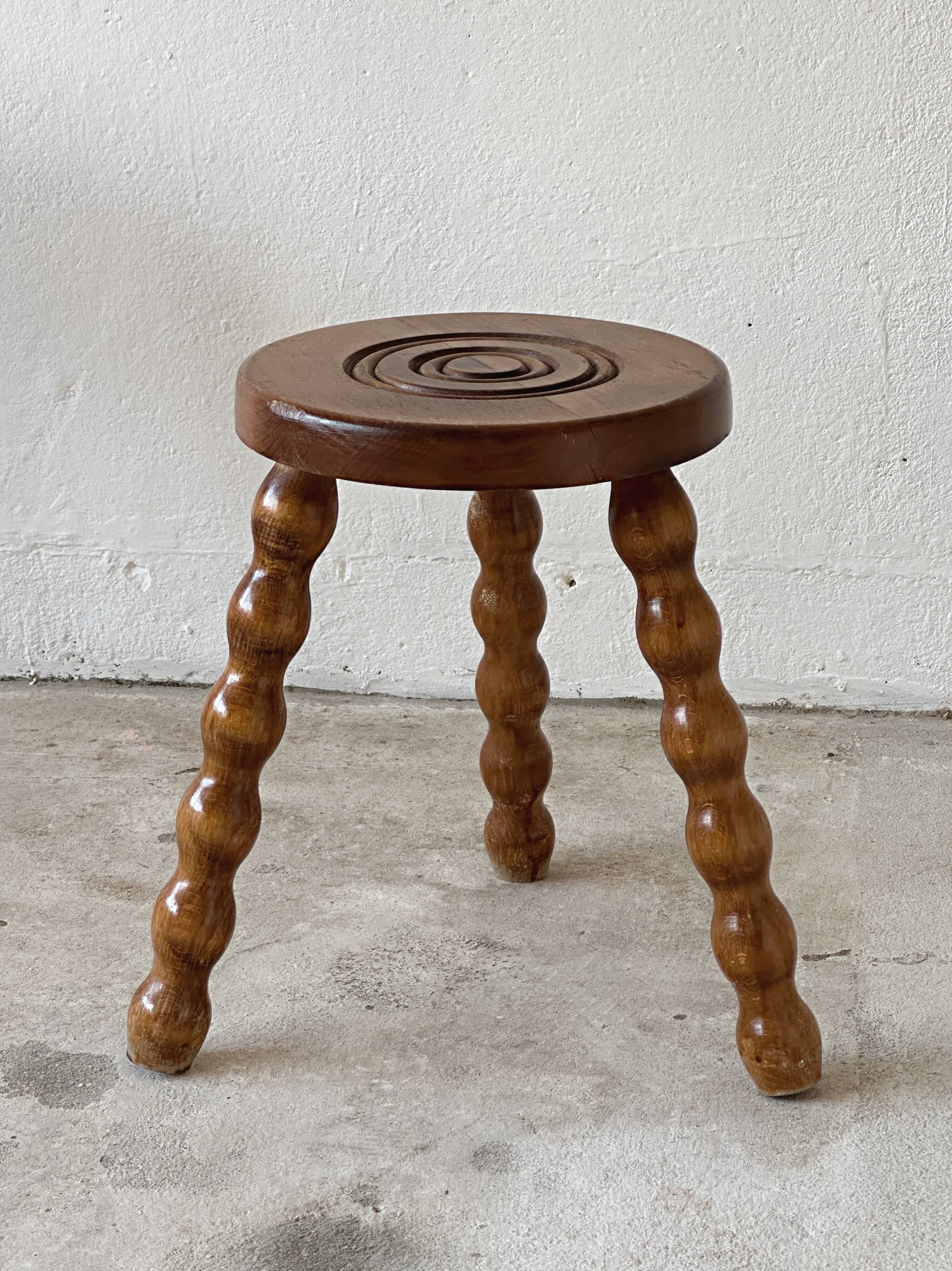 Tabouret tripode ancien, bois tourné