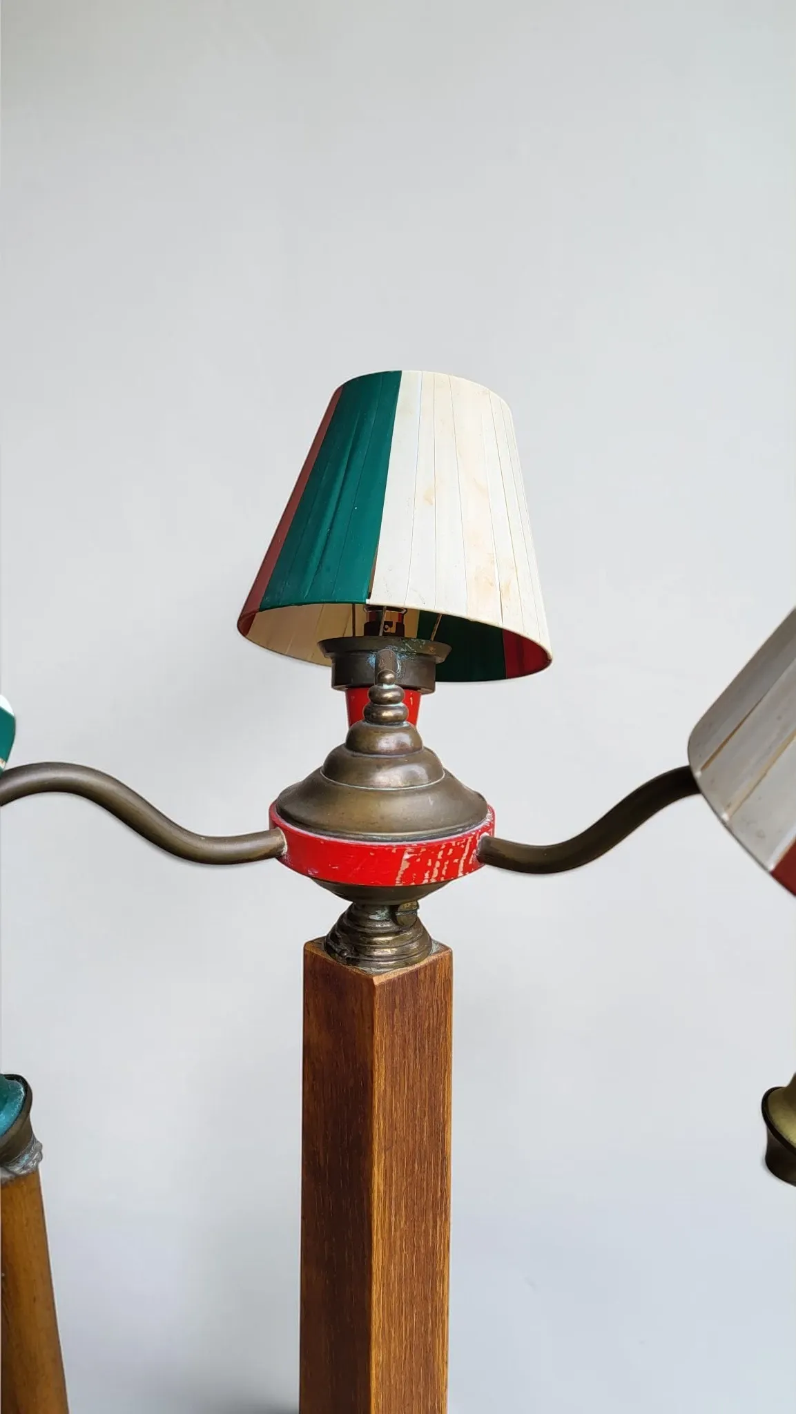 Lampadaire tripode en chêne et laiton, trois lumières