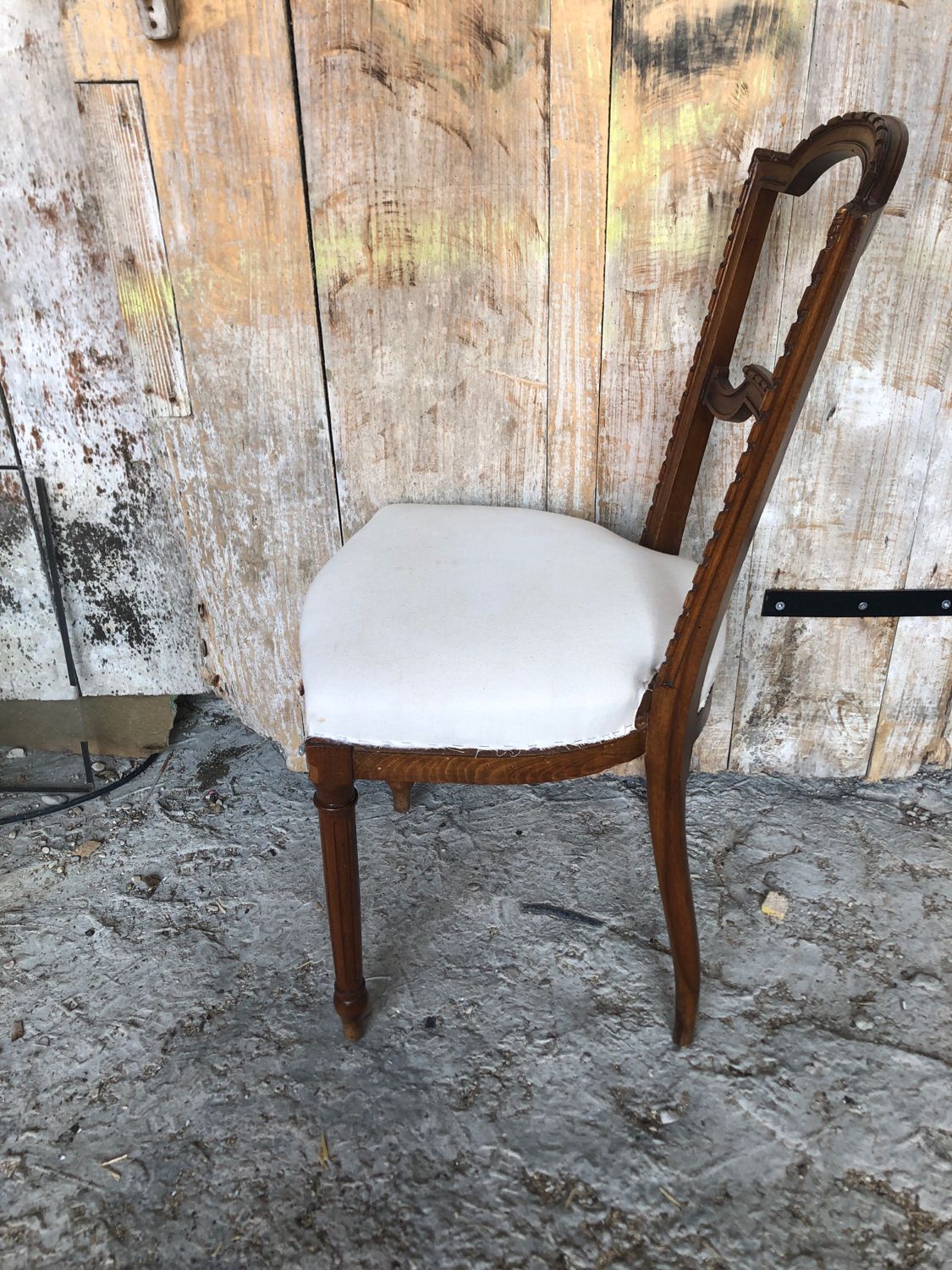 Chair style louis xvi carved wood & vintage white fabric