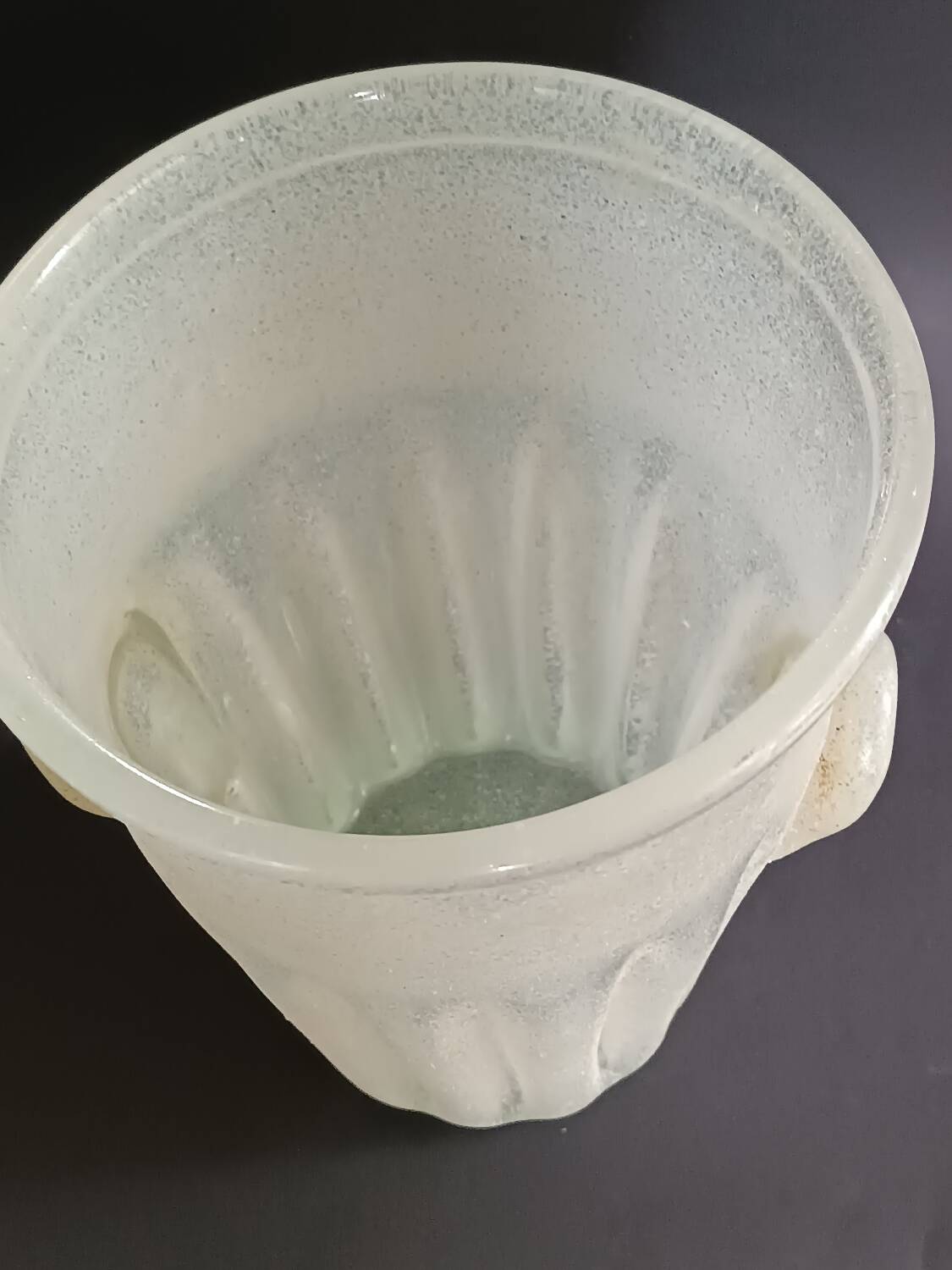 Beige fluted ear-shaped glass paste bucket