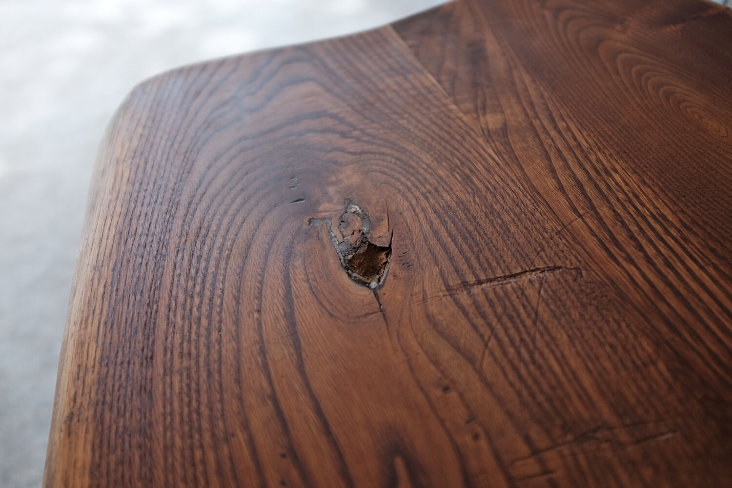Table basse en bois brut forme libre et pieds compas années 50 60