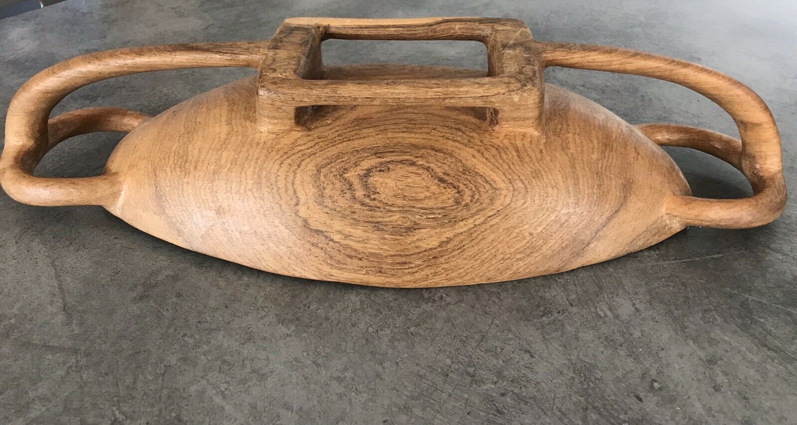 Carved wooden flat-plated - artisanal tribal art African cuisine