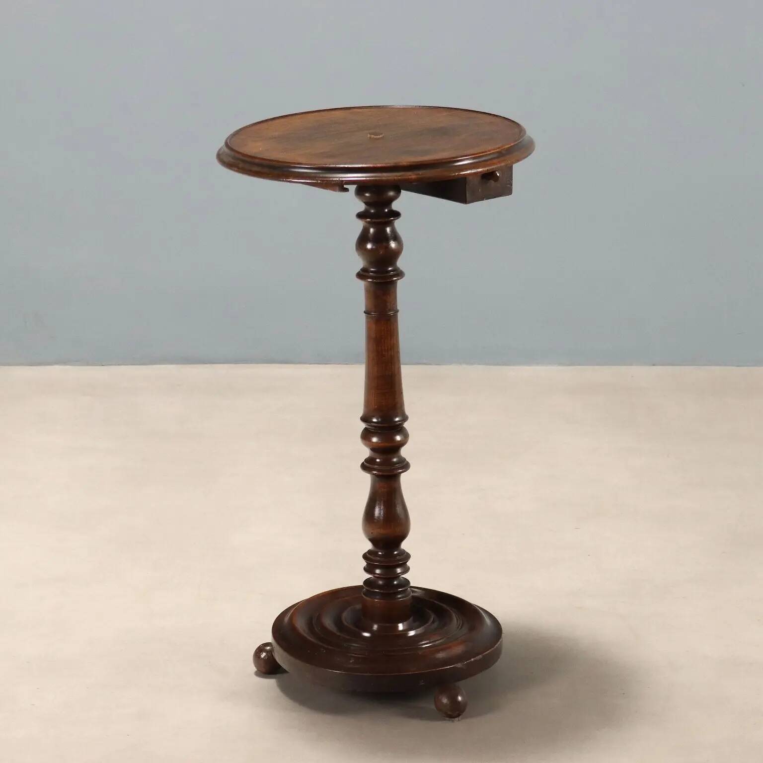 Petite table ancienne en hêtre teinté noyer, Italie, XXe siècle