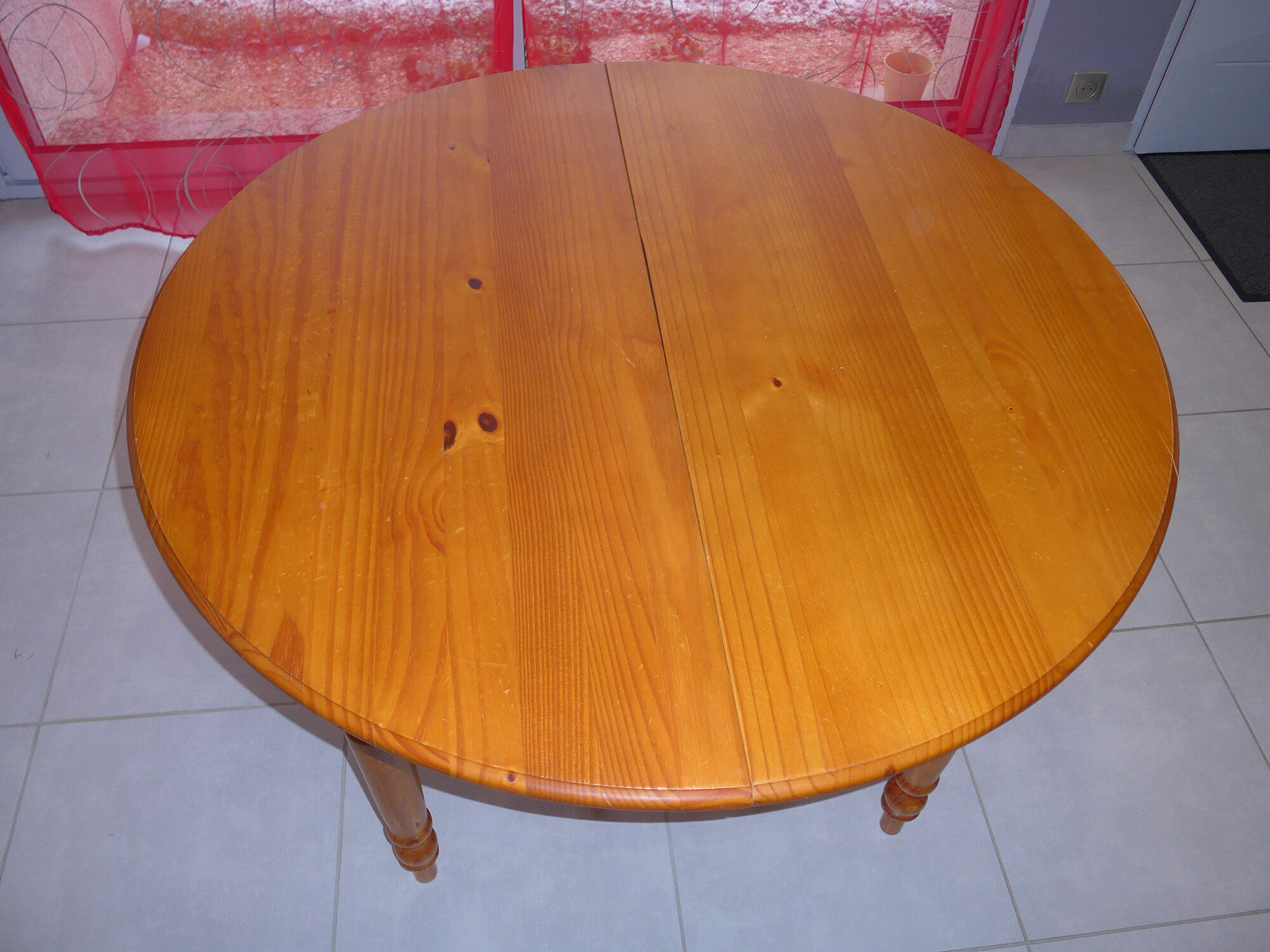 Extendable dining table