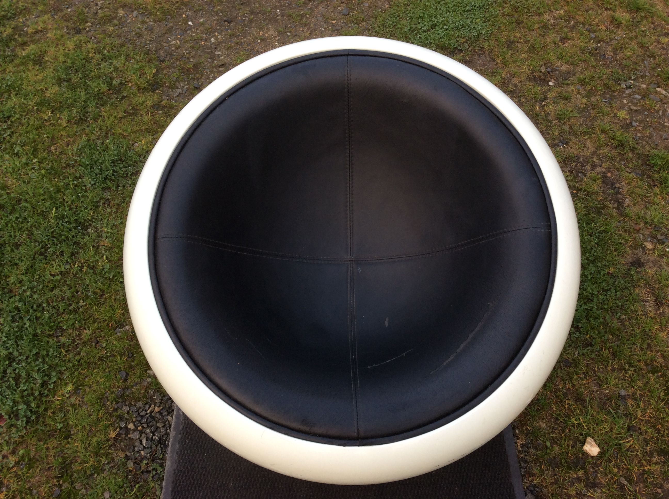 Armchair design egg pod ball chair iconik white and imitation black leather as it is.