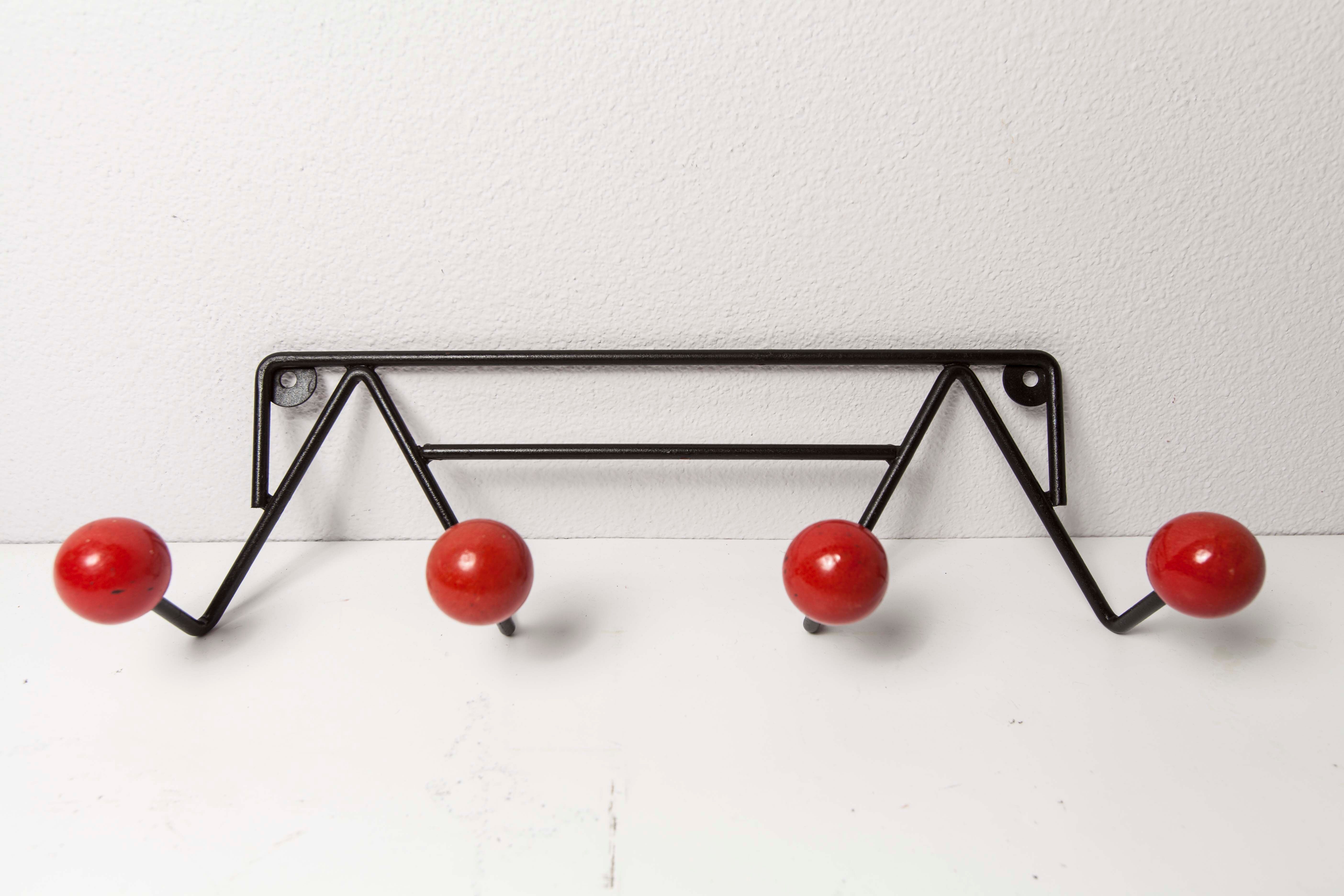 Coatrack 60s black and red 4 balls