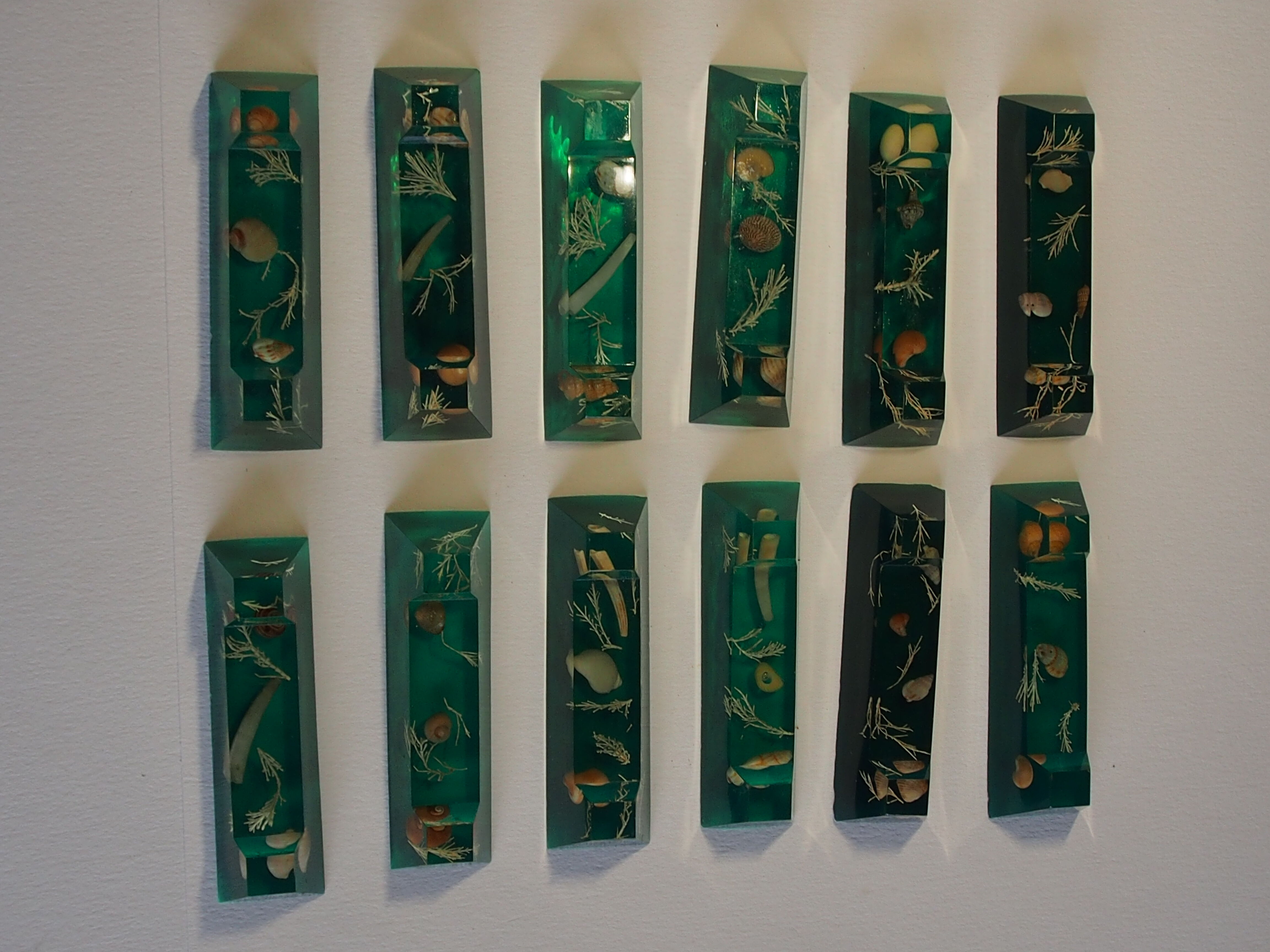 Knife holder in resin and inclusion of shells