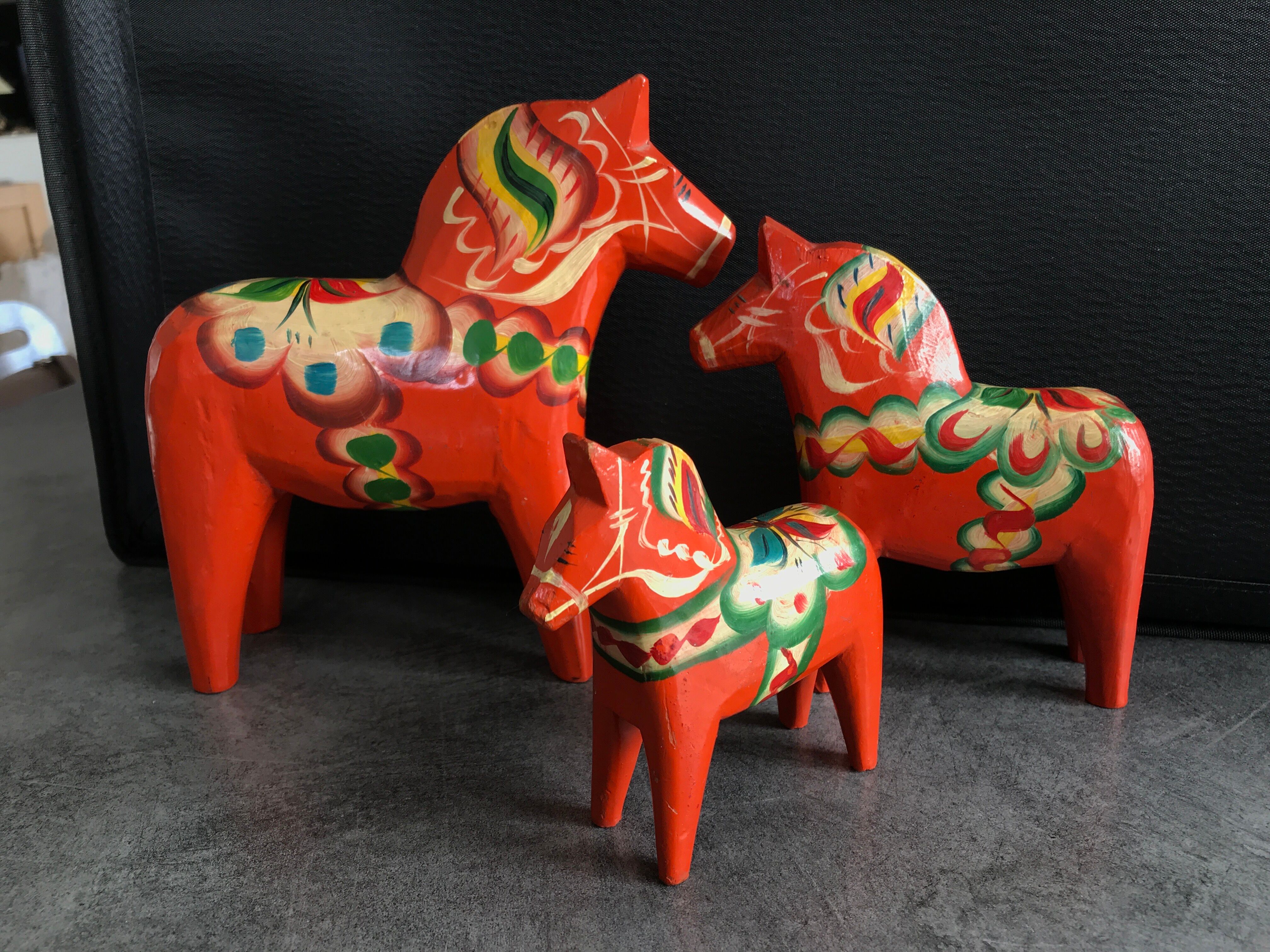 Set of 3 wooden dalecarlie horses