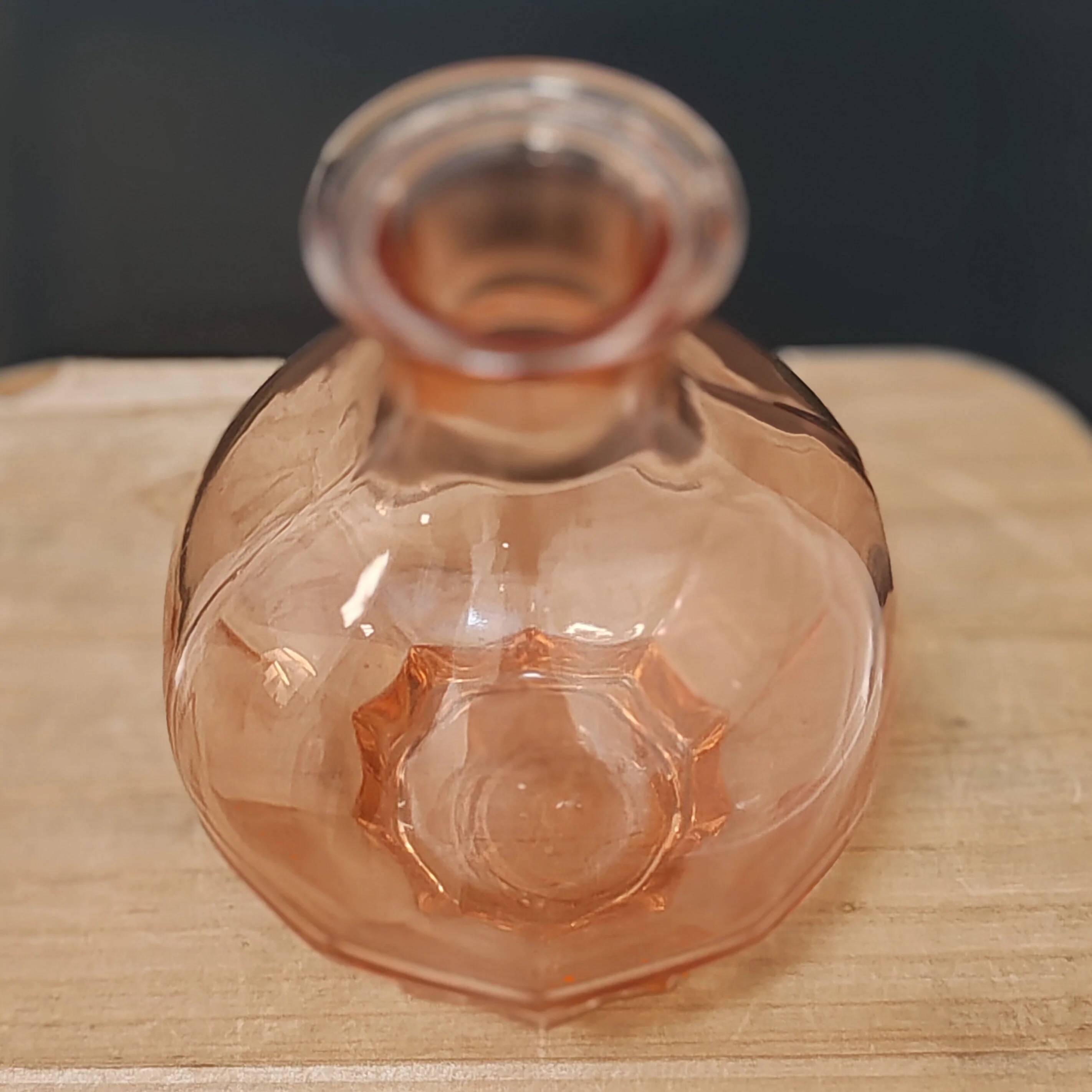 Carafe en verre rose