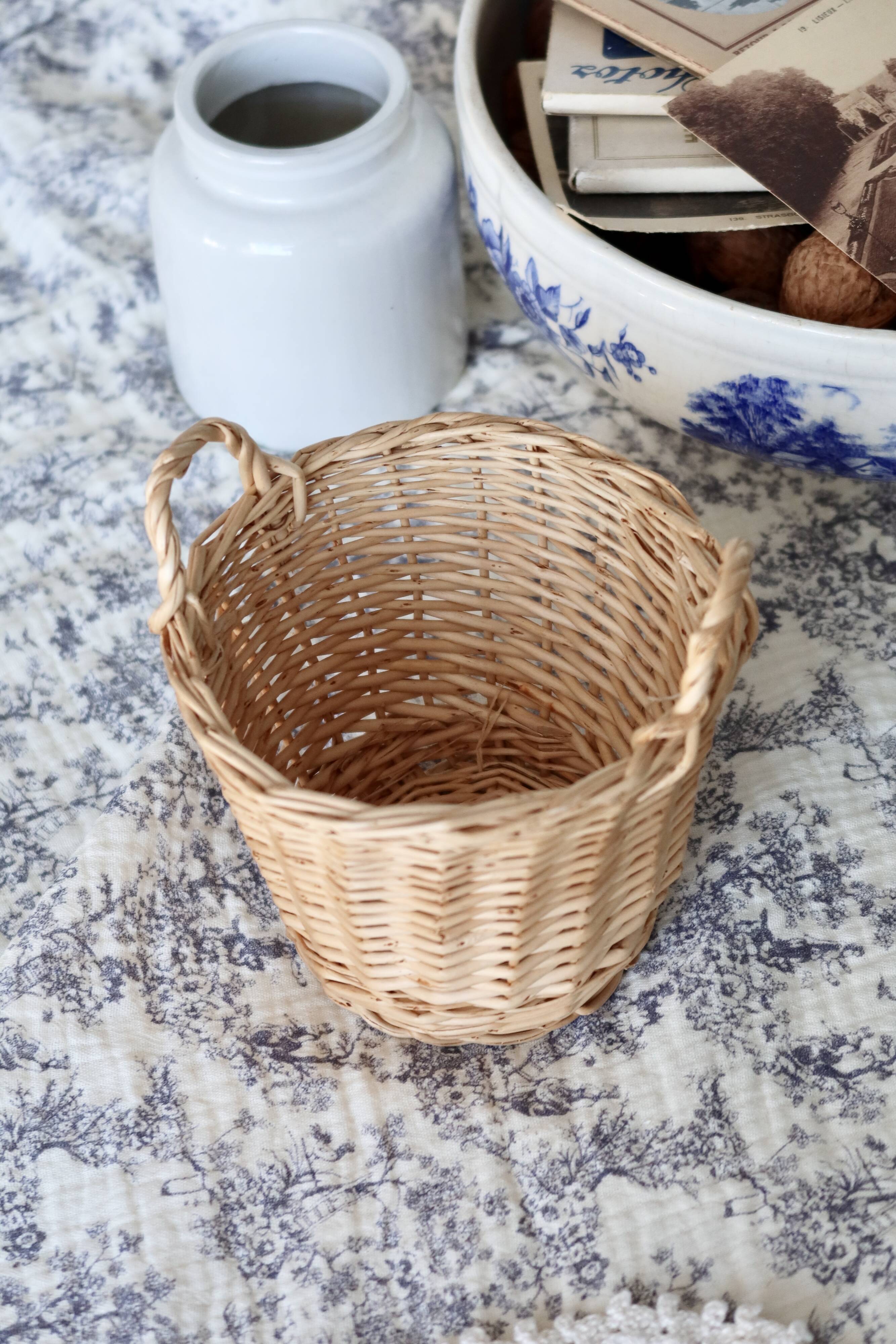 Small vintage wicker mini basket