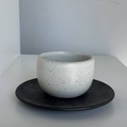 Tasse blanche en céramique indonésienne et soucoupe grise
