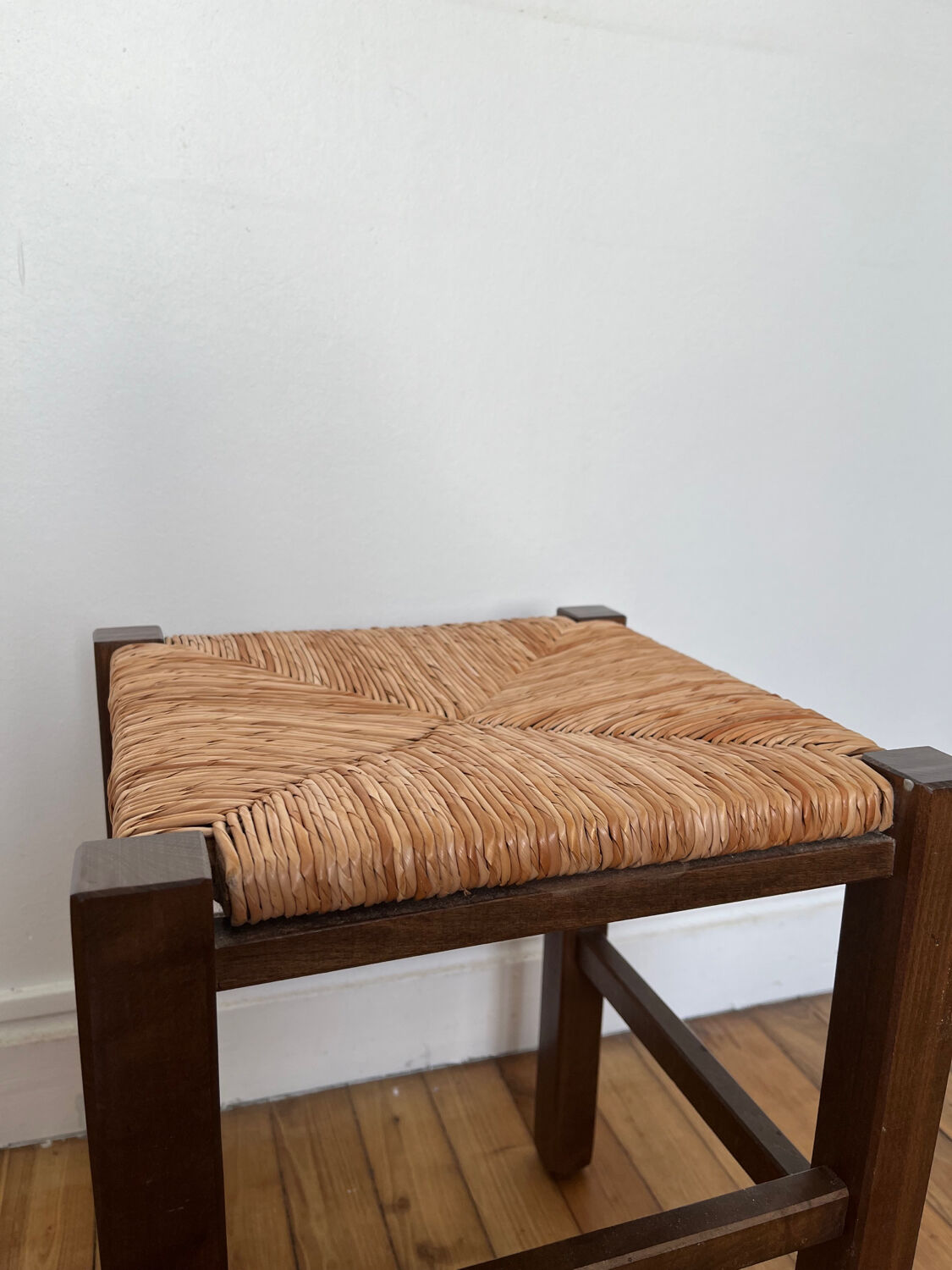 Tabouret en bois paillé