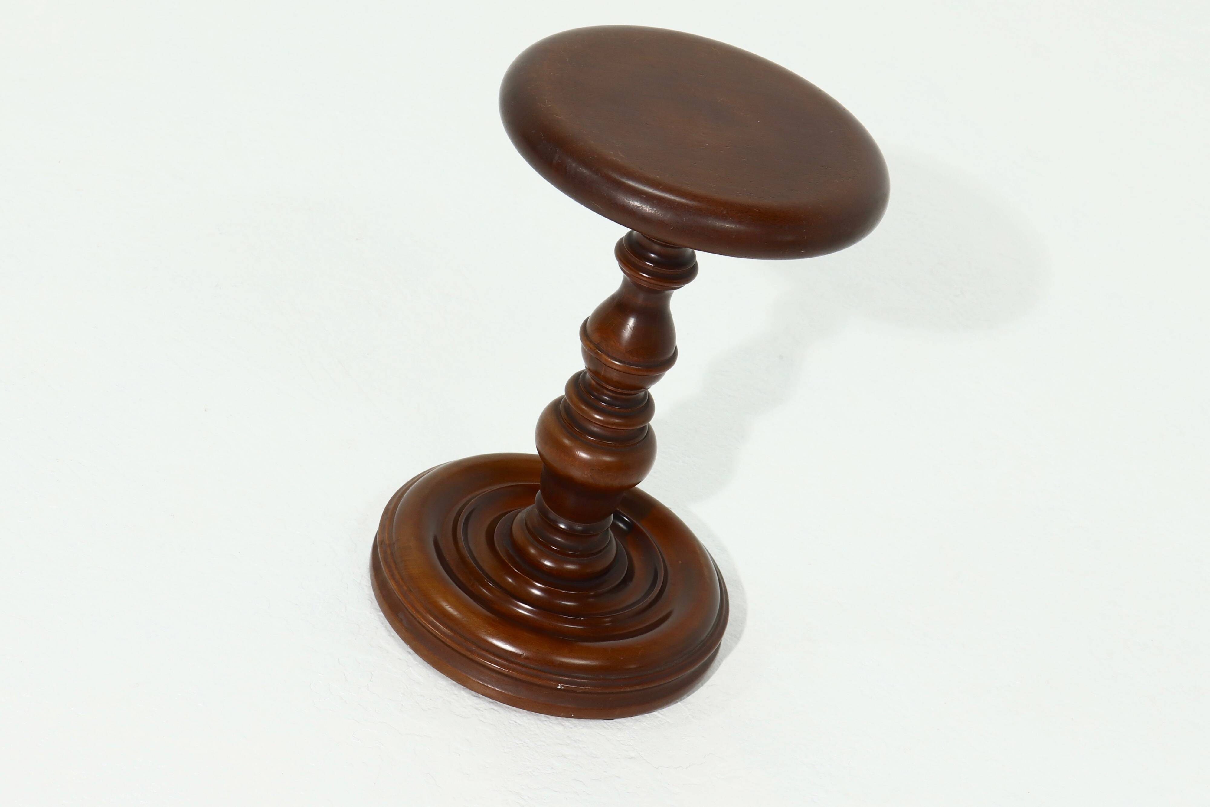 Table d'appoint décorative en bois massif des années 1960